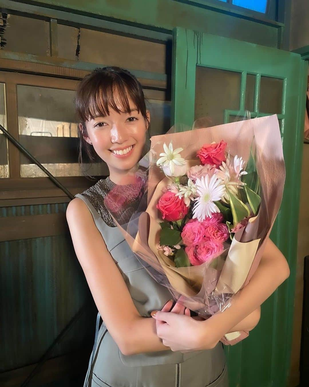 日本テレビ ドラマ「あなたの番です」のインスタグラム：「#佐藤栞里 さんクランクアップ💐  思わぬ形で巻き込まれてしまった桃花ちゃん🥺  拉致シーンでも、監禁シーンでも 明るい栞里さんスマイルに スタッフも元気をもらいました😊  #TVer 見逃し配信中！  #ミステリーデイ」