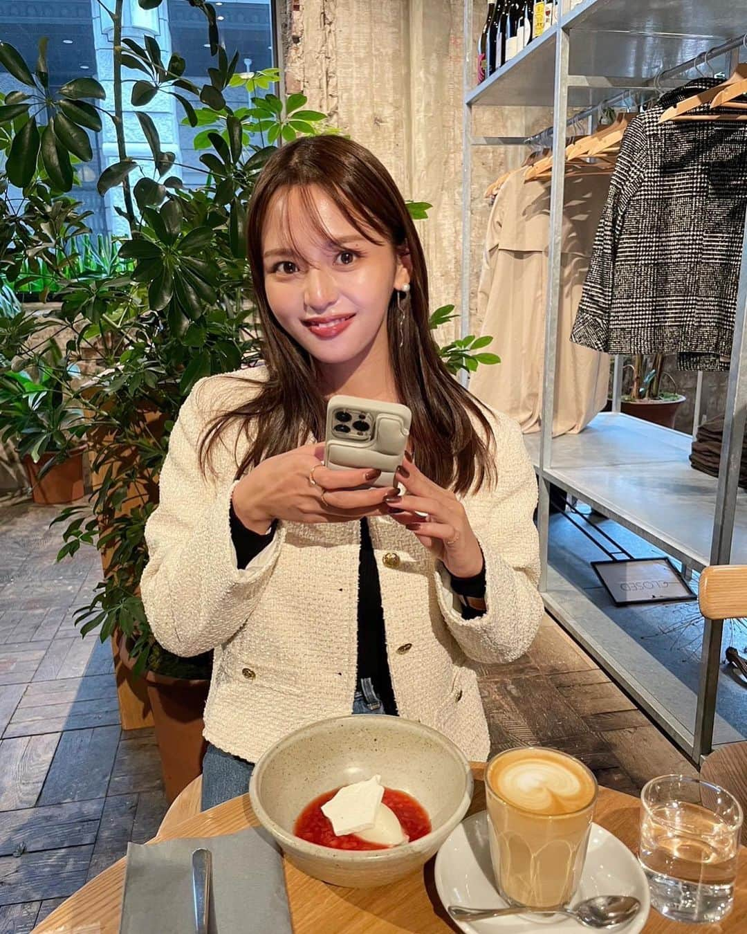 森山紗希のインスタグラム：「行ってみたかったcaveman♡ 寒かったのでカフェラテが沁みました。  新しい　@demiu_jp のスマホケース。 モコモコが手にフィットして使いやすいんです✨  今日は寒かったので　@bonitaescarlata_official のジャケットをおろしました😌 デニムと合わせて綺麗にまとめすぎないのが気分。  #cafe #日本橋ランチ  #日本橋  #秋  #秋コーデ  #ツイード」