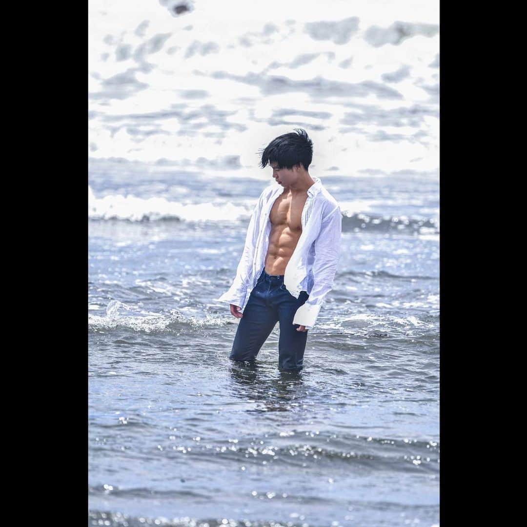 梶原颯さんのインスタグラム写真 - (梶原颯Instagram)「海の撮影でアクセサリーを落として絶望してたんですけど探してる姿も様になってるねえ💪🌞？  ph @portrait_tsuyoshi   #腹筋　#海　#筋肉　#ph #海撮影　#japan #abs #ﬁtness #fitnessmodel  #workout」10月9日 20時17分 - hayate_kajihara