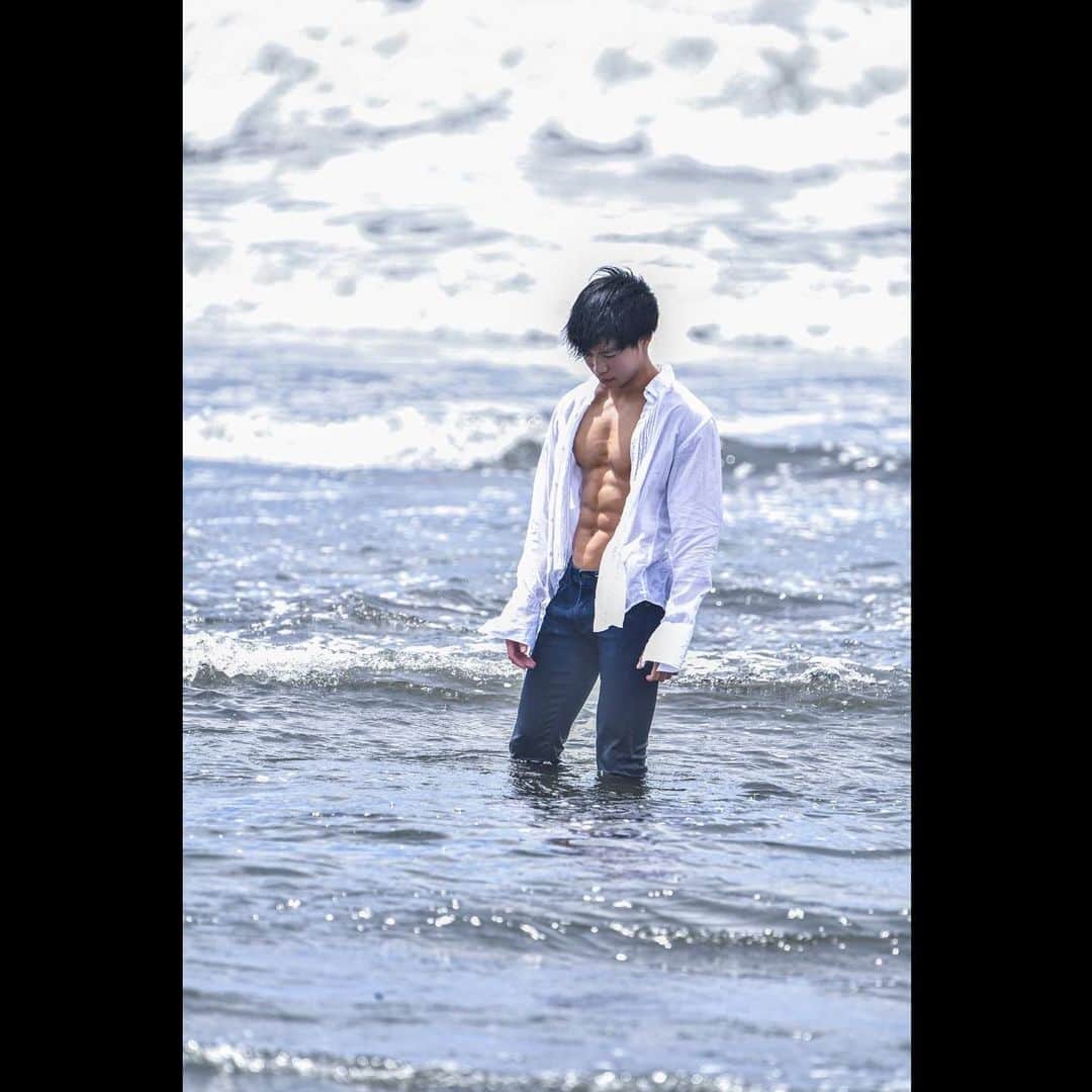 梶原颯のインスタグラム：「海の撮影でアクセサリーを落として絶望してたんですけど探してる姿も様になってるねえ💪🌞？  ph @portrait_tsuyoshi   #腹筋　#海　#筋肉　#ph #海撮影　#japan #abs #ﬁtness #fitnessmodel  #workout」