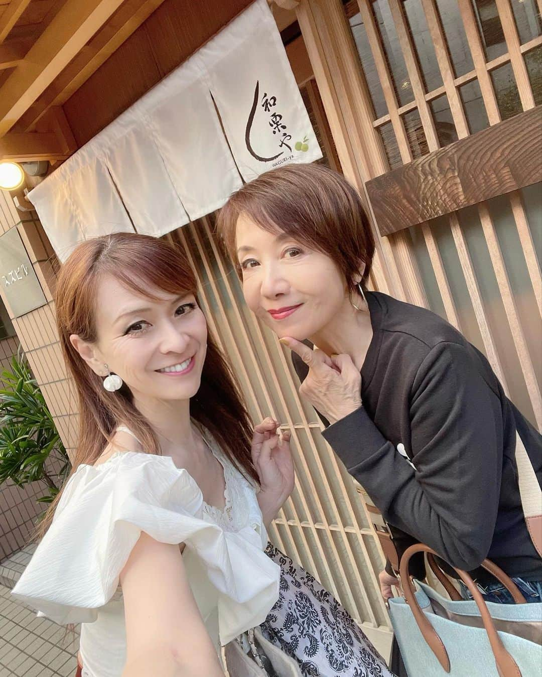 里井真由美さんのインスタグラム写真 - (里井真由美Instagram)「今年の茨城県岩間、栗人　竿代さんの 和栗「人丸HITOMALU」は、当たり年でございます〜　  会員制 和栗サロンで 奈美悦子さんと和栗フルコース🌰❤️  @nami.etsuko  @waguriya  @montblancstyle   そして、次の日に 人丸HITOMALU   バターと栗のマリアージュ 人丸の生ショコラ　も購入♡  おいしい栗に囲まれ　しあわせ〜🤍  奈美さんご一緒くださり感謝です  。。。  今日は雨で寒め 明日はまた暑くなるとか？  ご体調崩さないように😊 楽しい夜を〜  。。。  #和栗サロンhitomalu #岩間の栗 #和栗や#人丸#HITOMALU #奈美悦子　さん  #chestnuts #montblanc#栗子糖果 #モンブラン#モン活#栗活#밤 스위트 #栗#栗スイーツ#和栗#栗好き#밤#板栗 #断面モンブラン#蛋糕#断面フェチ#栗子蛋糕  #里井真由美#フードジャーナリスト里井真由美 #mayumisatoi#satoimayumi」10月9日 20時19分 - mayumi.satoi