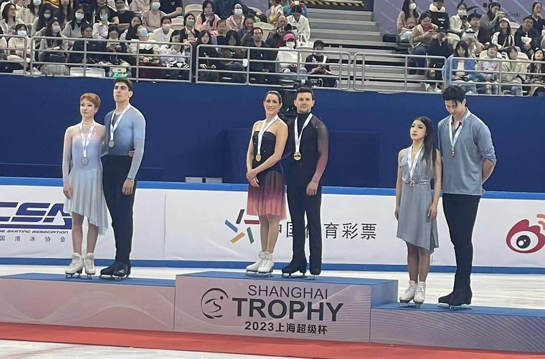 シャルレーヌ・ギニャールさんのインスタグラム写真 - (シャルレーヌ・ギニャールInstagram)「Shanghai Trophy 2023 🤩 So happy we came back to China for competing ! 😁😁😁 #isufigureskating #isu #icedance #fiammeazzurre #poliziapenitenziaria #fisg4passion #conisocial #coni #italiateam🇮🇹  #guignardfabbri #jacksonultima #shanghaitrophy2023」10月9日 20時20分 - charleneguignard