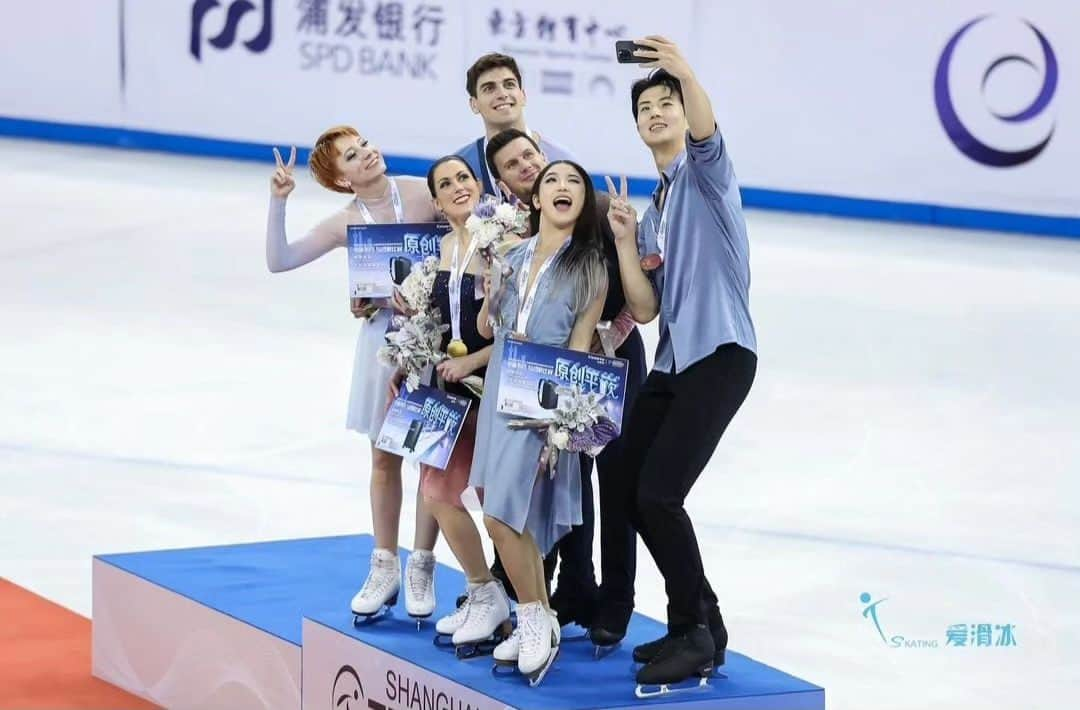 シャルレーヌ・ギニャールのインスタグラム：「Shanghai Trophy 2023 🤩 So happy we came back to China for competing ! 😁😁😁 #isufigureskating #isu #icedance #fiammeazzurre #poliziapenitenziaria #fisg4passion #conisocial #coni #italiateam🇮🇹  #guignardfabbri #jacksonultima #shanghaitrophy2023」