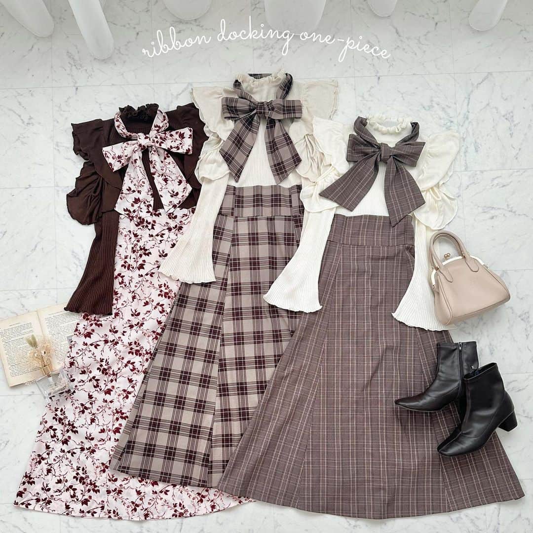 apres jour(アプレジュール) のインスタグラム：「【new arrival🎀】10/12(thu) 21:00〜 ⁡ 大人気だったボウタイのワンピースが 秋冬仕様になりました🍂 長袖のフレアスリーブで腕を細く長く♡ リボンは取り外しできるのでウエストに巻いても◎ アレンジを楽しめるアイテムです🎶 ⁡ チェック柄や花柄の色合いがシーズンムードを 高めてくれます❤︎ ⁡ ⁡ #ボウタイドッキングワンピース 商品番号🔎985149 サイズ…F/XL ￥5,595(taxin) ⁡ ⁡ こちらの画像はインスタ用に加工しておりますので、カラーの雰囲気が実際の商品と異なる場合がございます。 商品ページにてカラーのご確認をお願い致します。 ⁡ #ZOZOでしか買えない #アプレジュール #アプレ部」