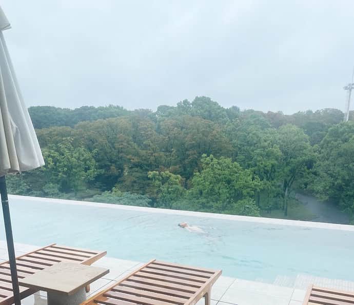 市川海老蔵 （11代目）のインスタグラム：「* Enjoying pool in the rain🩵 Totally great‼️  雨の中 プール🩵  最高ね‼️  #市川團十郎白猿 #市川海老蔵 #海老蔵  #市川新之助 #成田屋 #歌舞伎 #成長記録 #子育てぐらむ #子供のいる暮らし #子どものいる暮らし #子育て日記 #三千世界 #children #childphotography #daughter #son #ABKAI #ABMORI #ebizoichikawa #ebizo #kabuki #thunderparty #theater #theaterarts #actor #japan #classic」
