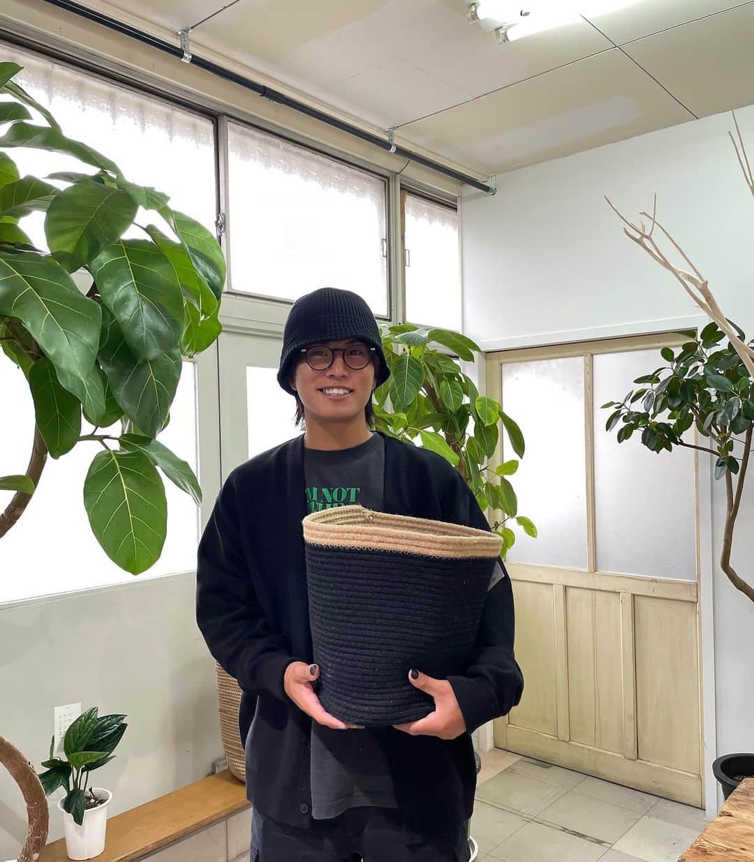 濱口草太のインスタグラム：「休日に最近移転リニューアルされた @nakano_plants_lab さんに 行ってきました👣  めちゃくちゃオシャレな空間でした🌱🌤️  #なかの植物研究所  #緑のある暮らし」