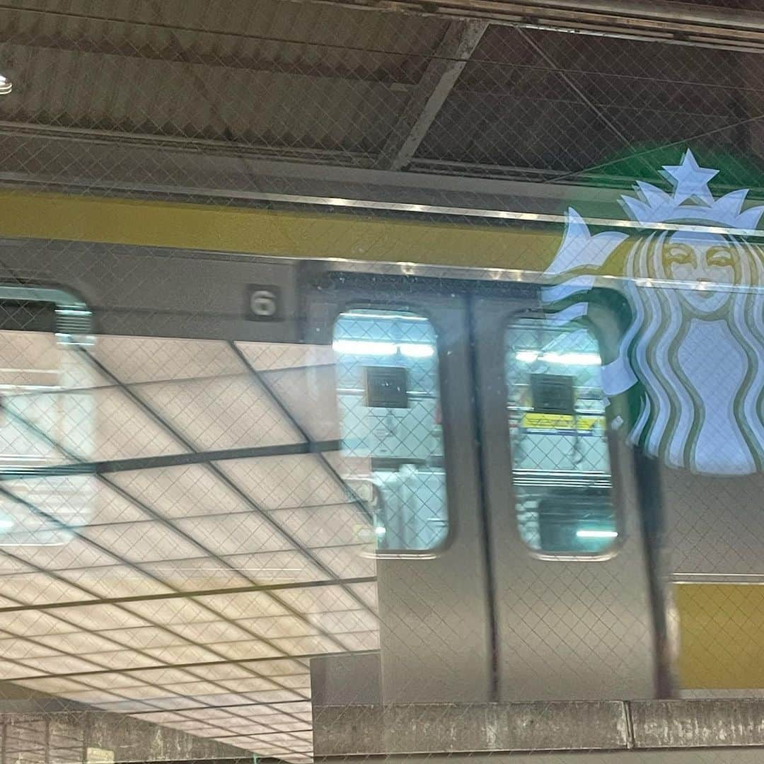 岡本沙紀さんのインスタグラム写真 - (岡本沙紀Instagram)「Only available in 10 shops in 🇯🇵🫖 ⁡ “STARBUCKS TEAVANA” stores, which only exists ten places in Japan, has special products focused on TEA 🫖  ⁡ I tried Marón Hoji-cha tea Frappecino 🌰 and Maple Apple Rooibos Tea 🍁🍎 ⁡ Hojicha means roasted green tea. The dark aroma matches perfectly with rich chestnut flavor and sweet frappe base. ⁡ Maple Apple Rooibos Tea was rather a refreshing one, with depth of cinnamon spice🌲 ⁡ Please try and check out if you pass by those TEAVANA shops✨ ⁡ ⁡ 日本に10店舗しかない "STARBUCKS TEAVANA " の店舗には、ティービバレッジ🫖に特化した商品があります。 ⁡ 期間限定のマロンほうじ茶フラペチーノ🌰と、メープルアップルルイボスティー🍁🍎を飲んでみました☺️ ⁡ ほうじ茶の焙煎された風味が、栗の香りと甘いフラッペベースの口当たりをまろやかにしていて美味しかったです😋 ケーキを食べたくらいの満足感でした！ ⁡ メープルアップルルイボスティーはよりさっぱりした感じでした🍎　ノンシロップのカスタムをしてもらったので林檎の酸味がよく感じられました😆　また、シナモンのスパイスが効いていて秋らしかったです🎃 ⁡ 実はここは電車がよく見えて大好きな店舗でもあります。TEAVANAのお店の近くを通ったら、ぜひ飲んでみてください✨ ⁡ #japantravel #discoverjapan #japantrip #英語の勉強 #learnjapanese #バイリンガル #東大生 #japanesegirl #teavana #スタバカスタム #スタバ新作」10月9日 20時25分 - okamoto_sa_ki