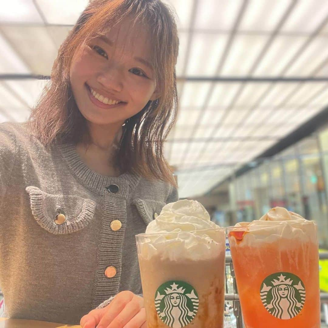 岡本沙紀さんのインスタグラム写真 - (岡本沙紀Instagram)「Only available in 10 shops in 🇯🇵🫖 ⁡ “STARBUCKS TEAVANA” stores, which only exists ten places in Japan, has special products focused on TEA 🫖  ⁡ I tried Marón Hoji-cha tea Frappecino 🌰 and Maple Apple Rooibos Tea 🍁🍎 ⁡ Hojicha means roasted green tea. The dark aroma matches perfectly with rich chestnut flavor and sweet frappe base. ⁡ Maple Apple Rooibos Tea was rather a refreshing one, with depth of cinnamon spice🌲 ⁡ Please try and check out if you pass by those TEAVANA shops✨ ⁡ ⁡ 日本に10店舗しかない "STARBUCKS TEAVANA " の店舗には、ティービバレッジ🫖に特化した商品があります。 ⁡ 期間限定のマロンほうじ茶フラペチーノ🌰と、メープルアップルルイボスティー🍁🍎を飲んでみました☺️ ⁡ ほうじ茶の焙煎された風味が、栗の香りと甘いフラッペベースの口当たりをまろやかにしていて美味しかったです😋 ケーキを食べたくらいの満足感でした！ ⁡ メープルアップルルイボスティーはよりさっぱりした感じでした🍎　ノンシロップのカスタムをしてもらったので林檎の酸味がよく感じられました😆　また、シナモンのスパイスが効いていて秋らしかったです🎃 ⁡ 実はここは電車がよく見えて大好きな店舗でもあります。TEAVANAのお店の近くを通ったら、ぜひ飲んでみてください✨ ⁡ #japantravel #discoverjapan #japantrip #英語の勉強 #learnjapanese #バイリンガル #東大生 #japanesegirl #teavana #スタバカスタム #スタバ新作」10月9日 20時25分 - okamoto_sa_ki