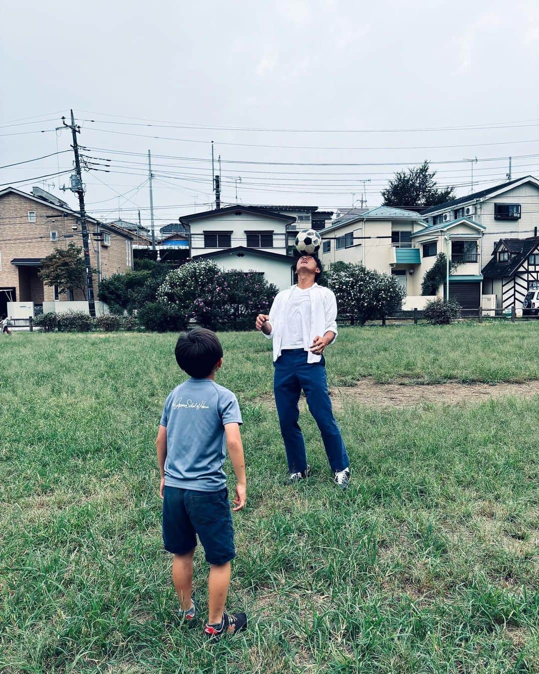 李忠成のインスタグラム：「スポーツの日  #先日の撮影 #子供と遊んだ #スポーツの日  #頭にボール乗せはみんな喜ぶけど #試合じゃ全く使えない」