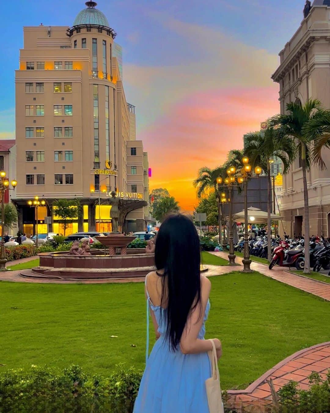 ユジョン のインスタグラム：「#aoshow 보고 나오니 어두워졌다아✨」