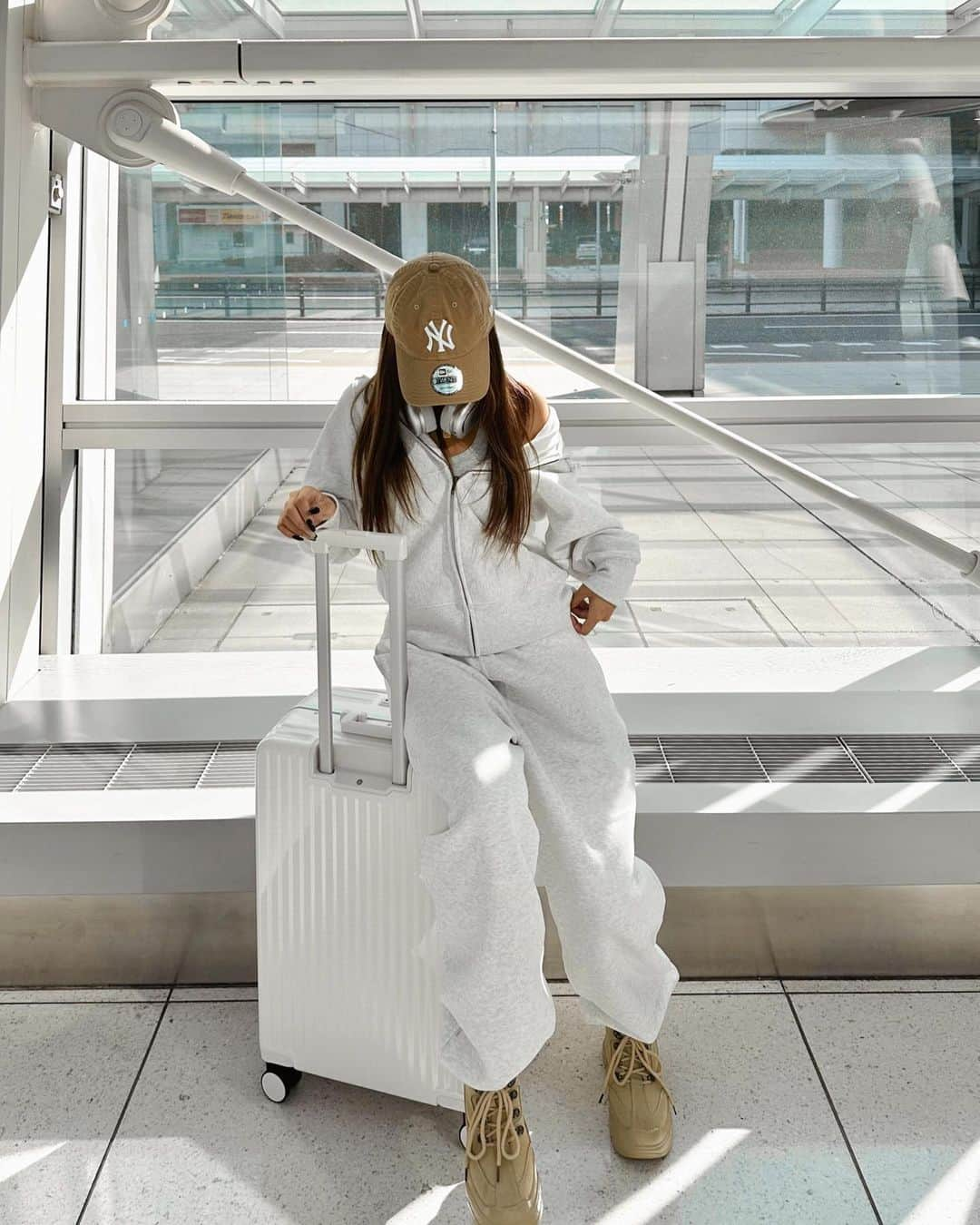 Ryonaさんのインスタグラム写真 - (RyonaInstagram)「. . 空港✈️  #airportstyle  #trip #gu #newera」10月9日 20時32分 - baby___xx12