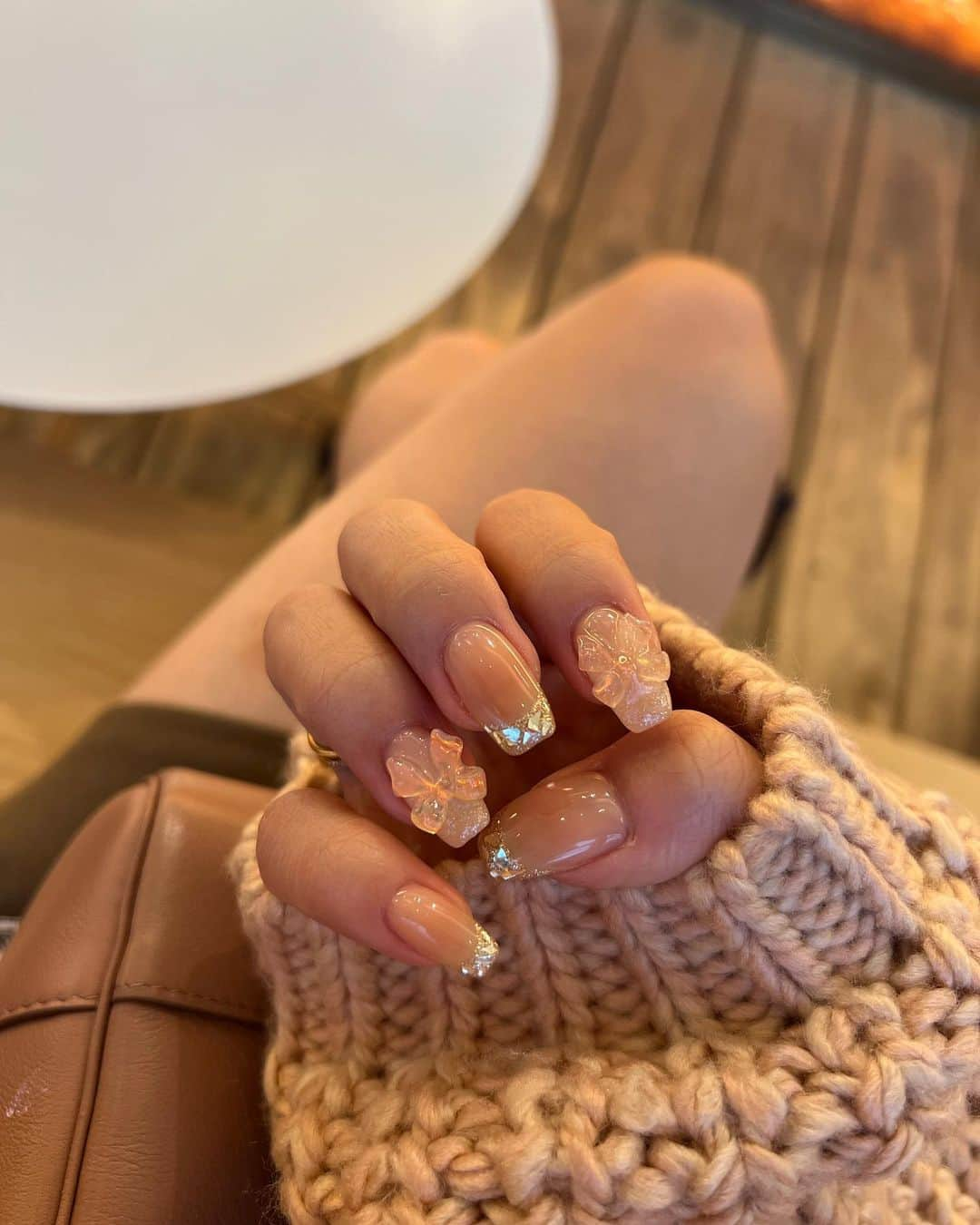 牛江桃子（ももち）のインスタグラム：「ribbon nail 💅🎀  今週土日の東京POPUPに向けて new nail ♡ リボンな気分なので､うるうるリボンに🎗️そしてまたまたオレンジ＆ピーチの気分再来､､🍊🧡」