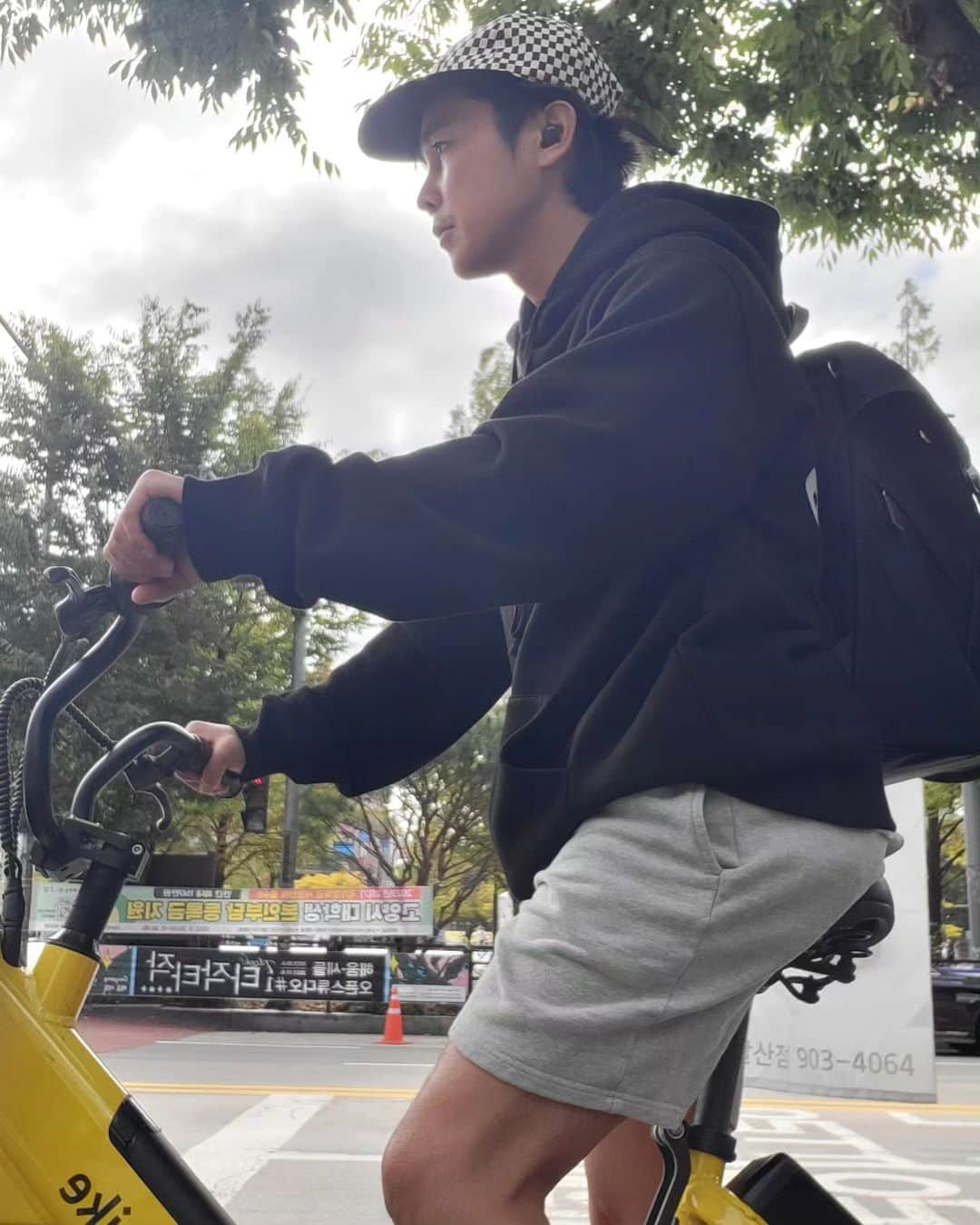 チョン・テウのインスタグラム：「반바지에 후드티 그리고 자전거  이 가을이 조금만 더 머무르면 좋겠다 🍁🍂  #집에서사무실까지 #카카오바이크」
