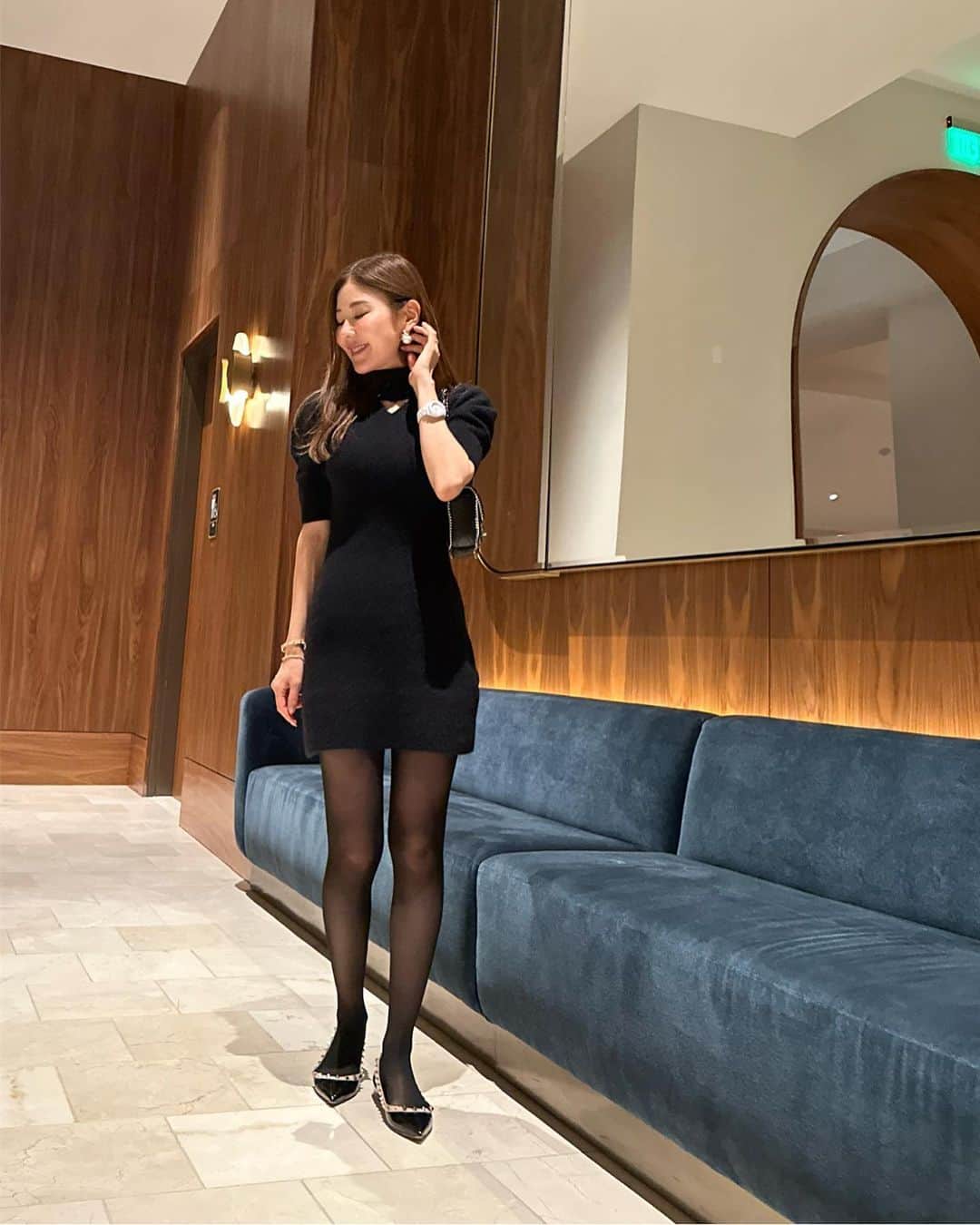 kiyomi medeirosさんのインスタグラム写真 - (kiyomi medeirosInstagram)「今日は急に寒くなりましたね🍂　#throwbacksanfrancisco🇺🇸   サンフランシスコの夜は寒かったのでdinnerの時は黒ニットワンピ着てました🖤🖤🖤 ハイネックの胸元が開いているところが可愛くて一目惚れ🥹✨  dress…#patou shoes…#valentino bag…#chanel pierce…  @thehanybijoux_official @hanyito  #fashion#outfit#ootd#cordinate#style#ファッション#コーディネート#コーデ#ママコーデ#大人可愛いコーデ#モノトーン#モノトーンコーデ#ブラックワンピース#black#ブラックコーデ#ミニワンピ#ミニスカート#ミニスカートコーデ#トレンドファッション」10月9日 20時31分 - kiyomimedeiros