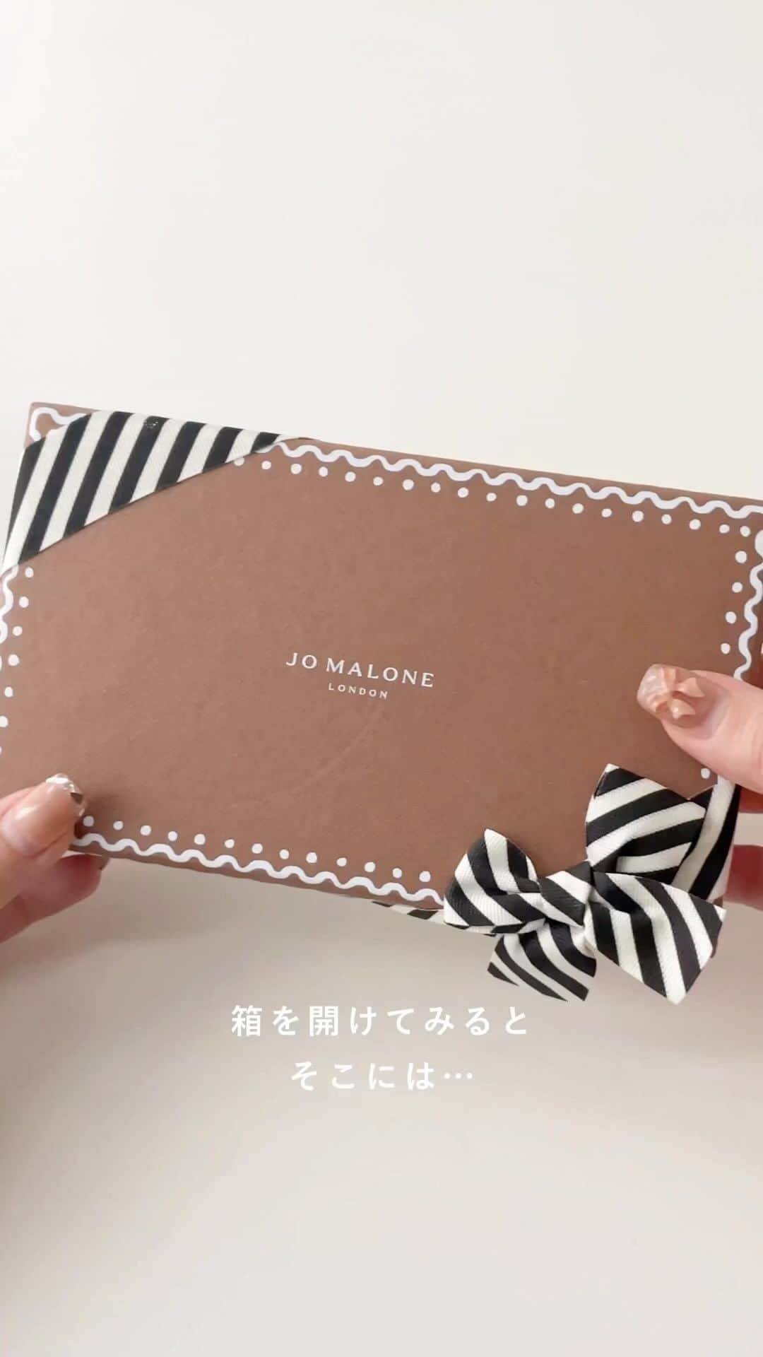 MERY BEAUTYのインスタグラム：「Jo Malone Londonの人気香水を一気に楽しめる限定コフレが登場🎄♡  Jo Malone Londonから今年もミニサイズの香水セットが登場するよ♡ ＜イングリッシュ ペアー & フリージア＞など大人気の香りを一気に試せちゃうの💭🌙  クリスマスらしい、かわいすぎる限定ボックスに入っているからプレゼントにもぴったり♡ もちろん自分へのご褒美にもおすすめだよ💫  ぜひお気に入りの香りを見つけてみてね🤍  🕯Jo Malone London ( @jomalonelondon ) コロン コレクション ¥16,170  #jomalonelondon #jomalone #ジョーマローンロンドン #ジョーマローン #香水 #ミニ香水 #コフレ #コフレコレクション #クリスマスプレゼント #プレゼント #ホリデーコフレ #ホリデーコレクション #ご褒美コスメ #クリスマスコフレ」