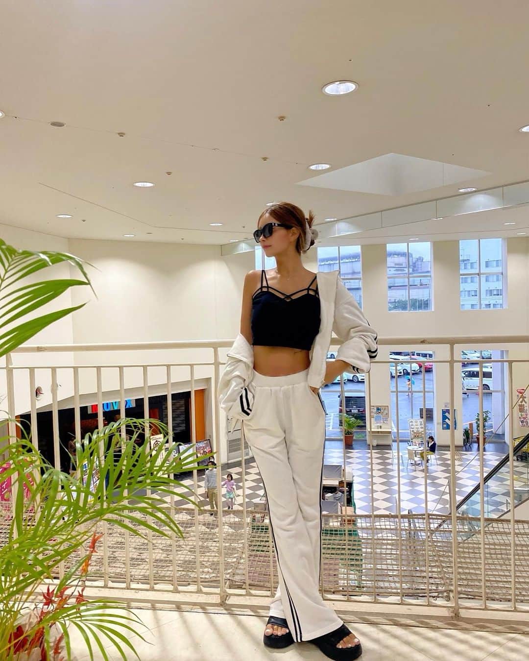MARIKOのインスタグラム：「. . 寒くなってきたら setup率高めになるー🍂 このsetupは @blackqueen.official  . . 【ig2309】 1000円オフになる クーポンコード♡ 使用期限は10月31日まで🎃 是非使ってお買い物してね♡ . ※全商品に使えるクーポンではないから注意だよ⚠️ . . . . . #セットアップ  #setup」