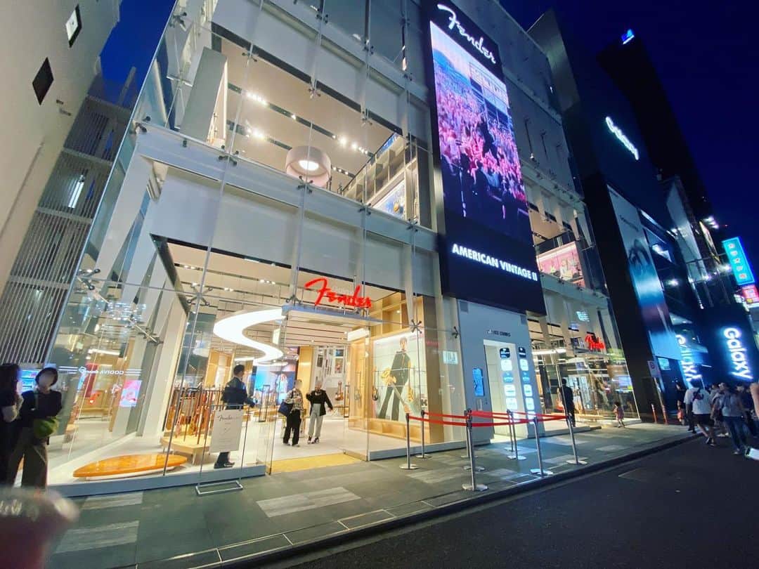 平松愛理のインスタグラム：「⁡ 世界的に有名な楽器メーカーFenderの旗艦店(これも世界初!!)が原宿に出来たと聞いてはいたけど、先日やっと行けた😃 ⁡ B1階のカフェから３階までギター＆ベースだらけお見事🎸✨ 1階で売ってたお洋服や可愛い雑貨を見て更に気分が上がり⤴️ Tシャツやキャップや小物を衝動買い👍 ⁡ このキャップかぶってどこへ行くんだろう、私は。 ⁡ #fenderflagshiptokyo  #fender  #fenderrhodes」