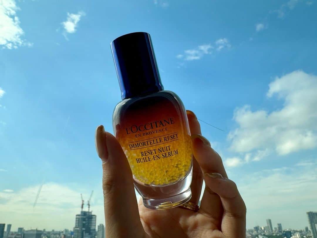 丹羽仁希さんのインスタグラム写真 - (丹羽仁希Instagram)「久しぶりに自撮り✌️  ロクシタンの夜用美容液を使い出してから 肌の調子がよくなった☺️🤍  寝不足や乾燥で肌がさえない時でも 夜眠ってる間に集中ケアしてくれて、 翌朝の肌を潤わしてくれるよ✨✨  ボトルも黄色いつぶつぶのオイルカプセルも 可愛くてお気に入り❤️  #PR #ロクシタン #loccitanepr #イモーテルオーバーナイトリセットセラム #夜用美容液 #美容液 #夜リセット」10月9日 20時36分 - __niki22
