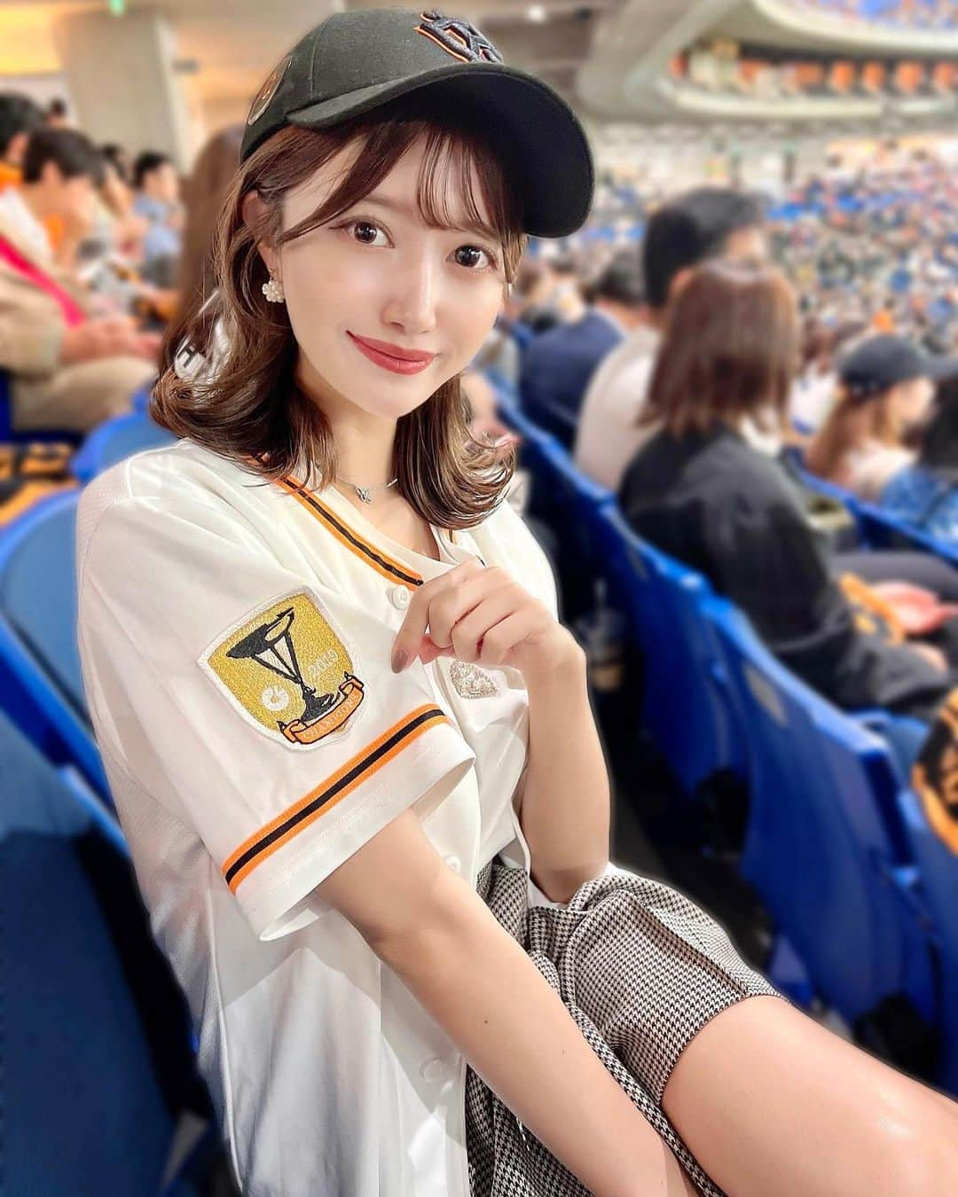 速水ティーナさんのインスタグラム写真 - (速水ティーナInstagram)「🐰⚾️🏟️🧡  最近の野球観戦✨  松田選手(熱男)引退式と 𝟸𝟶𝟸𝟹年東京ドーム最終戦 へいってきました！⚾️  最後は伊織投手の10勝目と 最終戦セレモニーと ありがとう原監督と イベント満載 🙌💐  来年は阿部監督📣 新𝖦𝖨𝖠𝖭𝖳𝖲楽しみにしてる🐇🌸  #東京ドーム #巨人 #野球観戦 #プロ野球 #引退式」10月9日 20時36分 - tittypop