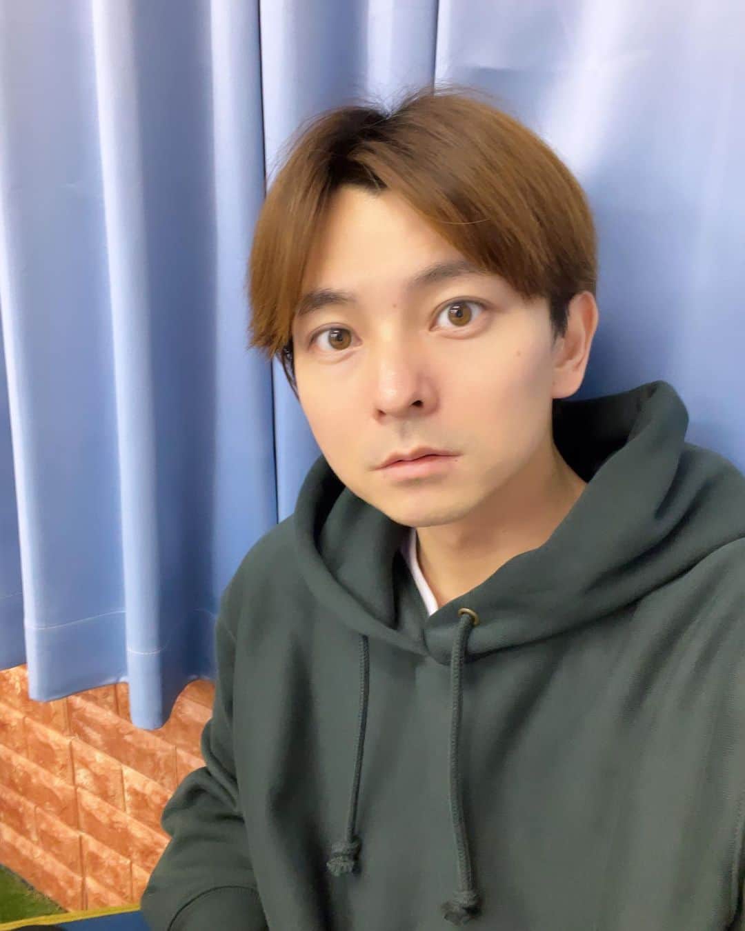 北村悠のインスタグラム：「寒いね。  #寒い #パーカー   11月8日〜12日舞台出演 『君に捧げる花ことば』 詳しくは北村悠Xに来てね。」