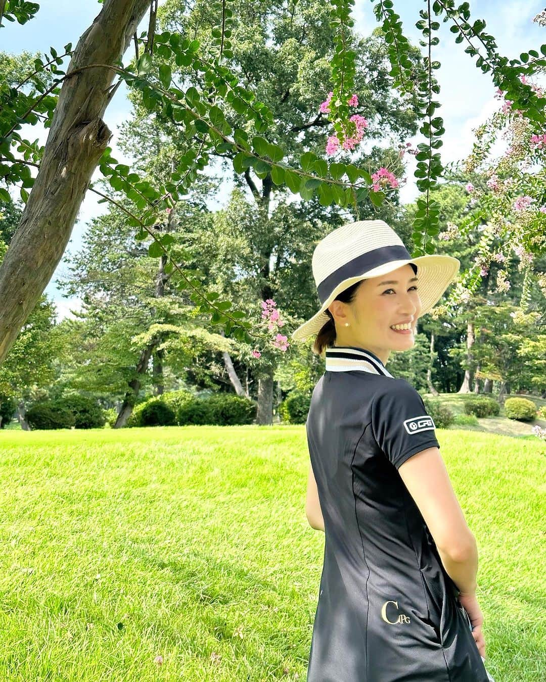 KAORI.OMURA 大村香織のインスタグラム：「先日のゴルフコンペ⛳️ この日はまだ夏日だったのに💦  美味しくいただいている プロテイン　 @improtein_official さんの ゴルフコンペに参加させて いただきました🏌️‍♀️  相模原ゴルフクラブ⛳️ ラフがキツくてキツくて…🥹  …出直します😂  ご一緒させていただいた 皆さまは、とてもお上手で✨ 楽しくラウンドできました😆  これからも身体に優しい プロテインで美容と健康維持を 頑張ろう😆  #ゴルフコンペ#相模原ゴルフクラブ #ゴルフ女子 #ゴルフ場#アイムプロテイン #ゴルフが好き#オルト#高級プロテイン」