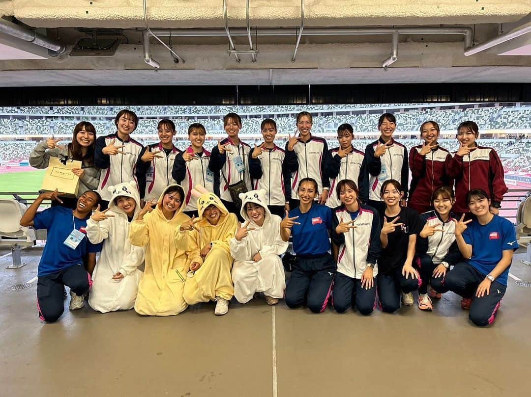 青山華依のインスタグラム：「リレフェス🐰  沢山のメッセージありがとうございました＾＾  もう先輩方と走れないと思ってたけど一緒に走れて嬉しかったし凄く楽しかったです♡‿♡  本当に楽しすぎました、、 次戦に向けて頑張ります。  日本選手権リレー2連覇‼︎✌🏼 最後の写真はアビさん達とiPhoneケース交換会をした時の笑」