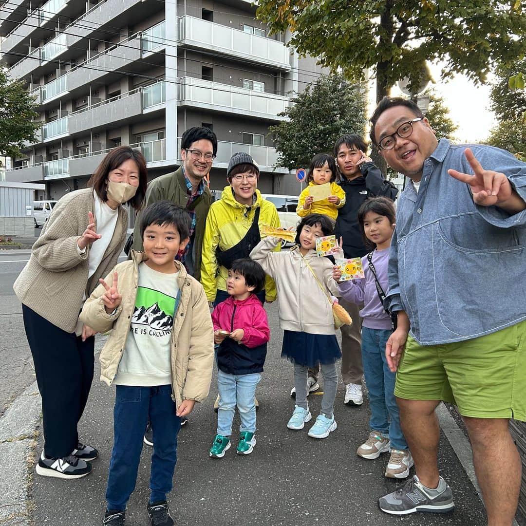 のインスタグラム：「10/9(月) 出張どこでもカメラ！ ありがとうございました！ OA終わった後すぐ駆けつけてくれた子達と 記念にパシャリ✨  次は皆さんの街にお邪魔するかもしれません！😳 見かけた際はぜひ声をかけてくださいね✨  #HTB #イチオシ #どこでも中継 #次はどこかな」