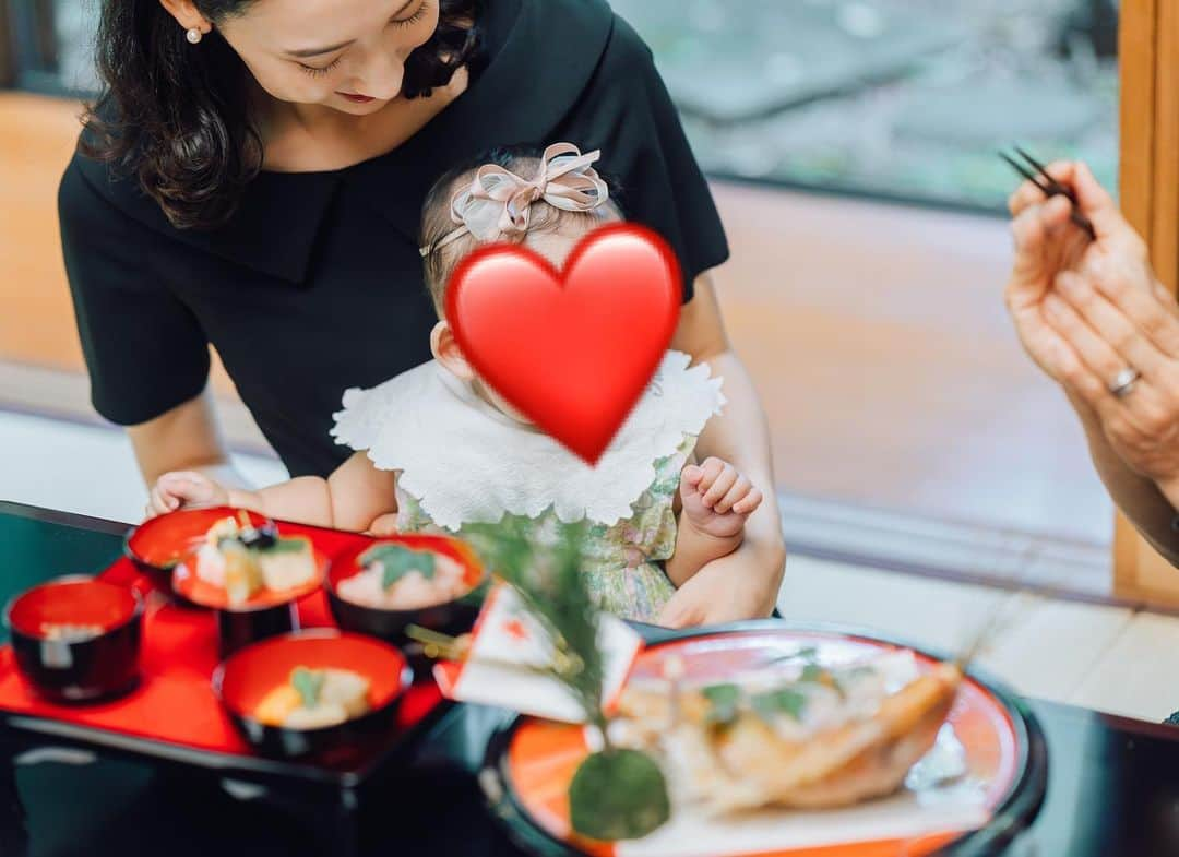 松原汐織さんのインスタグラム写真 - (松原汐織Instagram)「We had Omiyamairi and Okuizome for our daughter before leaving Japan🇯🇵 These are Japanese traditional ceremonies for wishing babies healthy growth and eating well in their lives♡ She wore a kimono and bib my grandma gave me 33 years ago. We had more lovely memories💓  日本を発つ前に、娘のお宮参り＆お食い初めを行いました👶🏻💕 祝い着は祖父母が私の33年前のお宮参りの時に用意してくれたもの♡私も母が着ていた着物を着たかったのですが、暑くてワンピースにしました🫠  水天宮→ロイヤルパークホテルの源氏香のお宮参りプランにお食い初めセットを追加したのですが、移動が少ない＋ホテル内写真館での撮影あり＋日本庭園も素敵で◎ 一日に２つのビッグイベントを滞りなく終えられて大満足👏🏻とても良かったです！！ 出張カメラマンさんは「みてね」のアプリでお願いしたのですが、丁寧で素敵に撮っていただけて◎📷(生憎の雨で私のクルクルくせっ毛は無念🥲)  海外にいると日本のお祝いごとは疎かになりがちなのですが、時期はずれても行うことが出来て良かったです。 娘のお陰で、また家族の一つ幸せな思い出が増えました🫶🏻  #お宮参り #お食い初め #水天宮 #ロイヤルパークホテル」10月9日 20時39分 - shiori_ma_