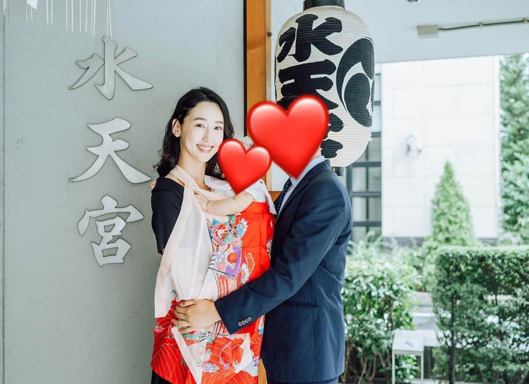 松原汐織さんのインスタグラム写真 - (松原汐織Instagram)「We had Omiyamairi and Okuizome for our daughter before leaving Japan🇯🇵 These are Japanese traditional ceremonies for wishing babies healthy growth and eating well in their lives♡ She wore a kimono and bib my grandma gave me 33 years ago. We had more lovely memories💓  日本を発つ前に、娘のお宮参り＆お食い初めを行いました👶🏻💕 祝い着は祖父母が私の33年前のお宮参りの時に用意してくれたもの♡私も母が着ていた着物を着たかったのですが、暑くてワンピースにしました🫠  水天宮→ロイヤルパークホテルの源氏香のお宮参りプランにお食い初めセットを追加したのですが、移動が少ない＋ホテル内写真館での撮影あり＋日本庭園も素敵で◎ 一日に２つのビッグイベントを滞りなく終えられて大満足👏🏻とても良かったです！！ 出張カメラマンさんは「みてね」のアプリでお願いしたのですが、丁寧で素敵に撮っていただけて◎📷(生憎の雨で私のクルクルくせっ毛は無念🥲)  海外にいると日本のお祝いごとは疎かになりがちなのですが、時期はずれても行うことが出来て良かったです。 娘のお陰で、また家族の一つ幸せな思い出が増えました🫶🏻  #お宮参り #お食い初め #水天宮 #ロイヤルパークホテル」10月9日 20時39分 - shiori_ma_