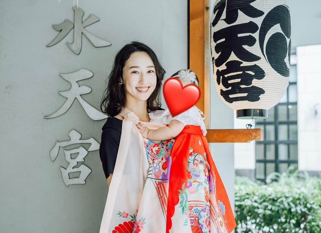 松原汐織のインスタグラム：「We had Omiyamairi and Okuizome for our daughter before leaving Japan🇯🇵 These are Japanese traditional ceremonies for wishing babies healthy growth and eating well in their lives♡ She wore a kimono and bib my grandma gave me 33 years ago. We had more lovely memories💓  日本を発つ前に、娘のお宮参り＆お食い初めを行いました👶🏻💕 祝い着は祖父母が私の33年前のお宮参りの時に用意してくれたもの♡私も母が着ていた着物を着たかったのですが、暑くてワンピースにしました🫠  水天宮→ロイヤルパークホテルの源氏香のお宮参りプランにお食い初めセットを追加したのですが、移動が少ない＋ホテル内写真館での撮影あり＋日本庭園も素敵で◎ 一日に２つのビッグイベントを滞りなく終えられて大満足👏🏻とても良かったです！！ 出張カメラマンさんは「みてね」のアプリでお願いしたのですが、丁寧で素敵に撮っていただけて◎📷(生憎の雨で私のクルクルくせっ毛は無念🥲)  海外にいると日本のお祝いごとは疎かになりがちなのですが、時期はずれても行うことが出来て良かったです。 娘のお陰で、また家族の一つ幸せな思い出が増えました🫶🏻  #お宮参り #お食い初め #水天宮 #ロイヤルパークホテル」