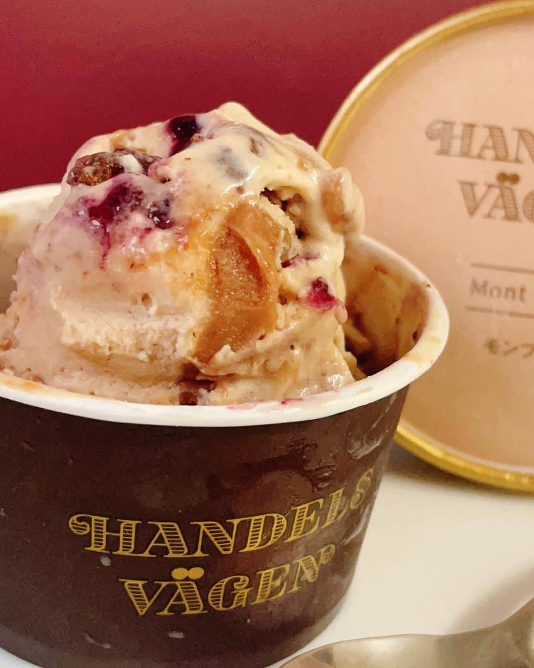 のインスタグラム：「大好きー❤️ハンデルスベーゲンのクラフトアイスクリーム🍨モンブランでございます〜  @handelsvagen   ハンデルスベーゲンさんは、 自然の素材だけを使い、 乳化剤・安定剤・着色料・香料 無添加でつくる、 100%ナチュラルな手づくりのアイスクリーム🤍大好きブランドですのよ😍  で、この秋テーマは「美味礼讃」❤️  ⚫︎モンブラン ⚫︎クッキーティラミス ⚫︎ローストアップルシナモン　  のお味がセットになってお取り寄せできるのでございます〜  激推しよー❤️  。。。  🌰 モンブランさまは、 なんと！栗の葉とカカオニブを煮出した栗ペーストなの。(さとい栗の紅茶と材料が似てる！😆❤️)  そこにマロンピューレを加えた栗アイスと、フランス産の無添加シロップ漬マロン、更にヴァローナ社のカカオ入りオリジナルクッキーがザクザク入って、  カシス × 赤ワインの自家製カシスソースがアクセントになってるの。  もぅね、一言でアイス、 とは言えないこだわりと奥深いおいしさ🤭  ⚫︎クッキーティラミスも めっちゃおいしくて、激推しー❤️  無添加で、デンマーク産の濃厚チーズとマルサラワインやオーガニックバニラで香りづけしたチーズアイス！つまり、しっかりしたチーズ感が楽しめたうえで、  自家製のコーヒーシロップが染みたクッキー、そしてトップにはヴァローナ社のカカオパウダーがびっしりと♡  ⚫︎ ローストアップルシナモン 人気の品種「ブラムリーアップル」 長野県の小布施屋さんから特別に果実と無添加のピューレを分けて頂いたそう。  この品種、ローストとの相性がすごく良いそうで、香ばしさと甘酸っぱさが絶妙♡ で、シナモンの香り方が良くて、  ミルクアイスに、バターシナモンとカルバドスで香りづけした果肉がたまりません♡ 特製キャラメルソースの風味も満足度高し♡  3種が各2個入ったおとりよせ！ めっちゃおすすめでーす  寒くなっても、 ぬくぬくお部屋でアイスクリームって 贅沢な自分ご褒美🤍🤍🤍  ぜひに🔻  @handelsvagen   。。。  楽しい夜をお過ごしくださいね〜  。。。  #PR #ハンデルスベーゲン #handelsvagen #お取り寄せ#お取り寄せスイーツ #アイスクリーム#モンブラン#クラフトアイスクリーム #クッキーティラミス#里井真由美#フードジャーナリスト里井真由美   。。。」