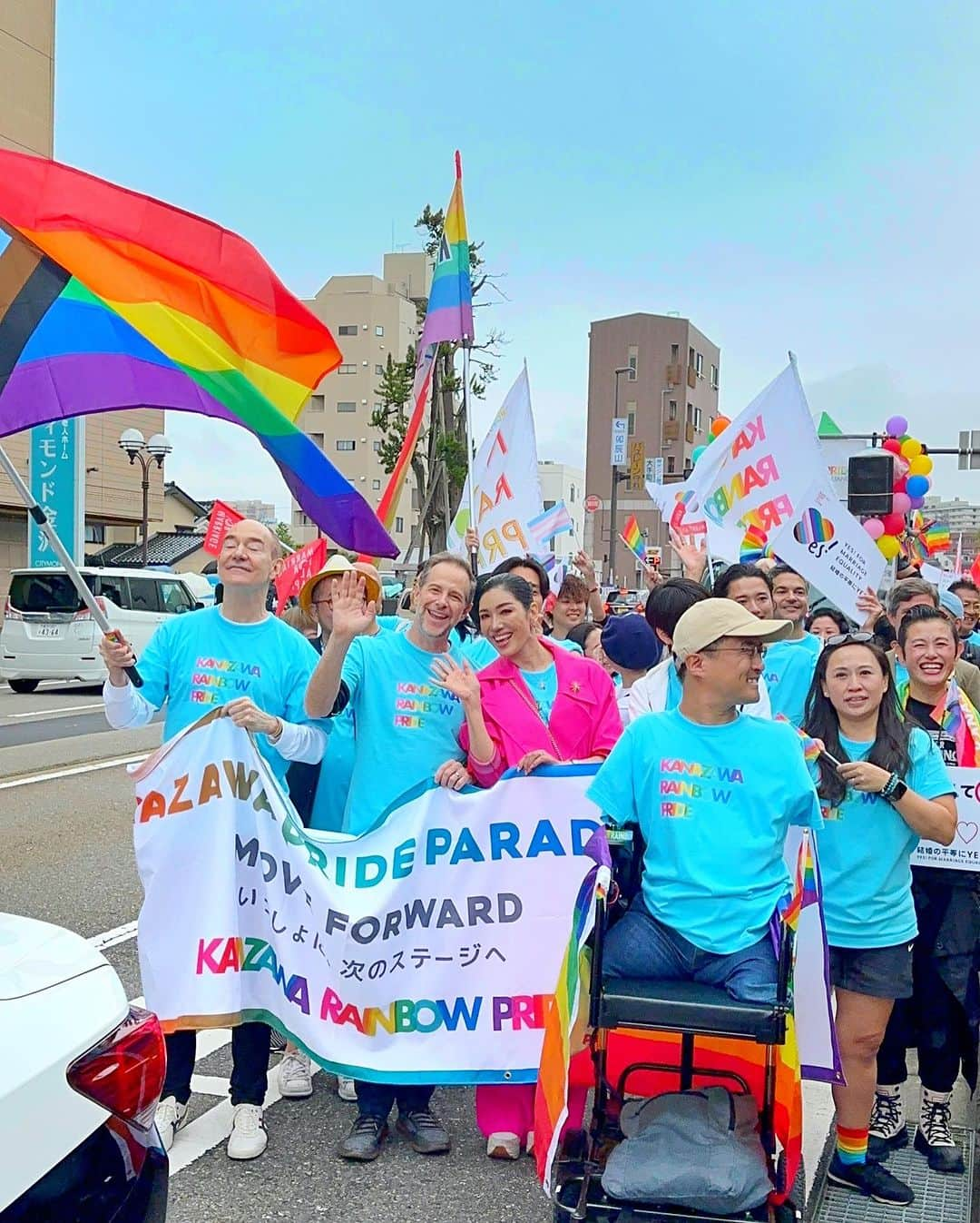 アンミカさんのインスタグラム写真 - (アンミカInstagram)「本日の金沢レインボープライド🌈　@kanazawa_rainbow_pride 【パレードを歩かせて頂きましたよ🌈  性の多様性を互いに祝福し、包摂を尊重するデモンストレーション行進であるLGBTQ+パレードに、ロバート・キャンベルさん、乙武洋匡さん、小島慶子さん、ブルボンヌさん、第十一代大樋長左衞門さんたち700名超の方々と、【ハッピープライド】の掛け声と共に行進！  金沢の街は、300年超の木造建築を生かしたお店が、大正の石作りの店と共にビルの狭間に所々見えて、空が高く、とっても美しかったです😊✨  また来年も参加したい❣️🌈私超絶晴れ女ですので、来年も雨を止めます☀️  人は幸せになるために生まれてきた。みんなに平等に幸せになる権利がある❣️  ちなみに夫と共に、来月発売の虹色の　@grossejapan のジュエリーやブローチを身につけて参加🌈✨　レインボーのバッグはルブタン🌈  明日10/10(火)は  ・配信開始 Netflix 【トークサバイバー2】  ・9:00〜11:10 日本テレビ 【DayDay.】　に出演します✨  お時間許す方は是非、ご覧下さいませ。」10月9日 20時42分 - ahnmikaofficial