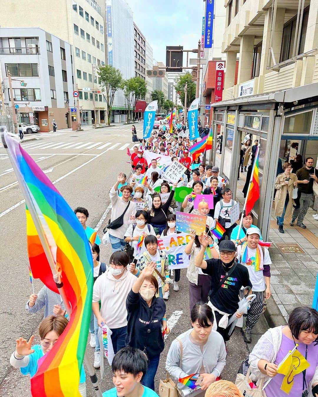 アンミカさんのインスタグラム写真 - (アンミカInstagram)「本日の金沢レインボープライド🌈　@kanazawa_rainbow_pride 【パレードを歩かせて頂きましたよ🌈  性の多様性を互いに祝福し、包摂を尊重するデモンストレーション行進であるLGBTQ+パレードに、ロバート・キャンベルさん、乙武洋匡さん、小島慶子さん、ブルボンヌさん、第十一代大樋長左衞門さんたち700名超の方々と、【ハッピープライド】の掛け声と共に行進！  金沢の街は、300年超の木造建築を生かしたお店が、大正の石作りの店と共にビルの狭間に所々見えて、空が高く、とっても美しかったです😊✨  また来年も参加したい❣️🌈私超絶晴れ女ですので、来年も雨を止めます☀️  人は幸せになるために生まれてきた。みんなに平等に幸せになる権利がある❣️  ちなみに夫と共に、来月発売の虹色の　@grossejapan のジュエリーやブローチを身につけて参加🌈✨　レインボーのバッグはルブタン🌈  明日10/10(火)は  ・配信開始 Netflix 【トークサバイバー2】  ・9:00〜11:10 日本テレビ 【DayDay.】　に出演します✨  お時間許す方は是非、ご覧下さいませ。」10月9日 20時42分 - ahnmikaofficial