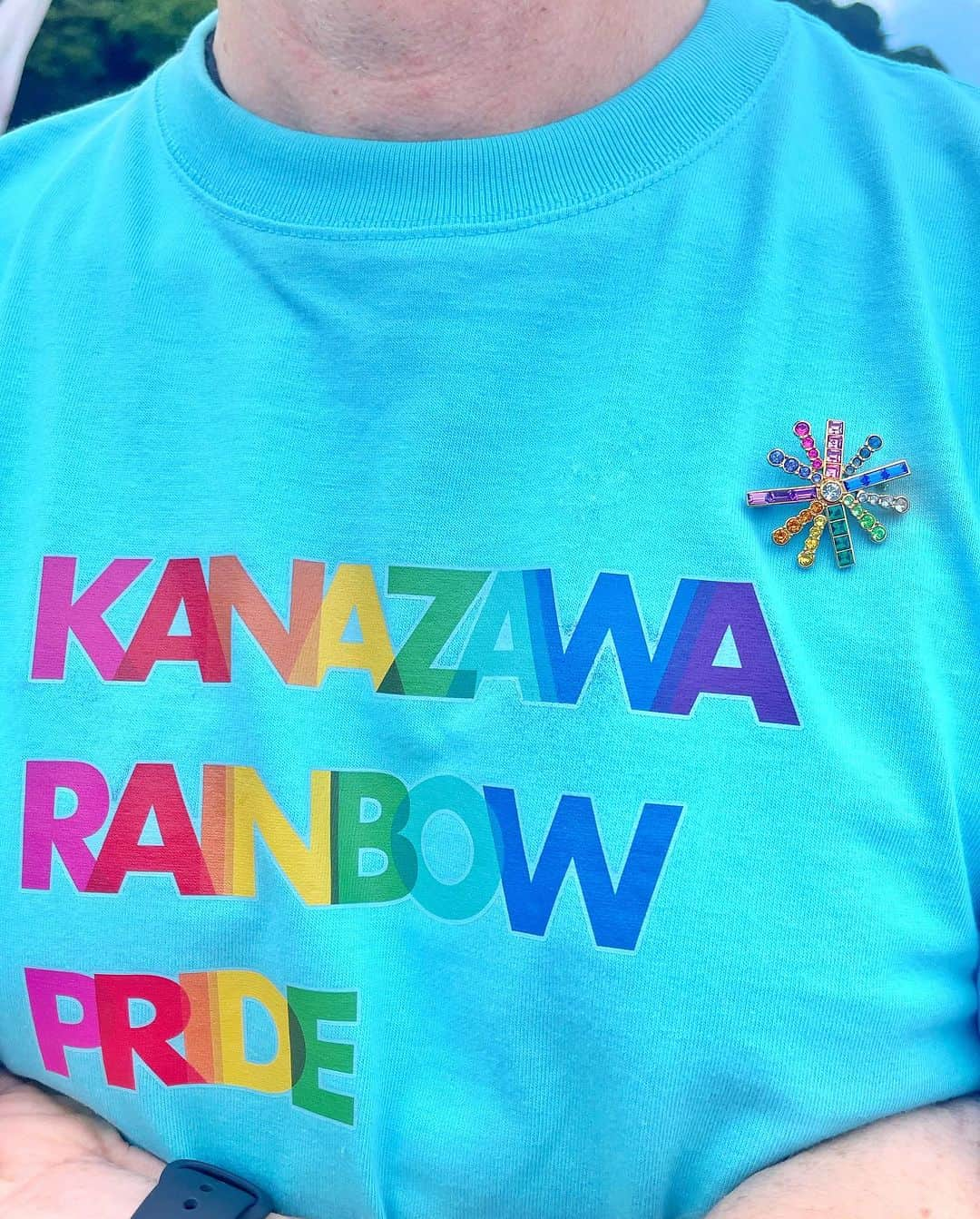 アンミカさんのインスタグラム写真 - (アンミカInstagram)「本日の金沢レインボープライド🌈　@kanazawa_rainbow_pride 【パレードを歩かせて頂きましたよ🌈  性の多様性を互いに祝福し、包摂を尊重するデモンストレーション行進であるLGBTQ+パレードに、ロバート・キャンベルさん、乙武洋匡さん、小島慶子さん、ブルボンヌさん、第十一代大樋長左衞門さんたち700名超の方々と、【ハッピープライド】の掛け声と共に行進！  金沢の街は、300年超の木造建築を生かしたお店が、大正の石作りの店と共にビルの狭間に所々見えて、空が高く、とっても美しかったです😊✨  また来年も参加したい❣️🌈私超絶晴れ女ですので、来年も雨を止めます☀️  人は幸せになるために生まれてきた。みんなに平等に幸せになる権利がある❣️  ちなみに夫と共に、来月発売の虹色の　@grossejapan のジュエリーやブローチを身につけて参加🌈✨　レインボーのバッグはルブタン🌈  明日10/10(火)は  ・配信開始 Netflix 【トークサバイバー2】  ・9:00〜11:10 日本テレビ 【DayDay.】　に出演します✨  お時間許す方は是非、ご覧下さいませ。」10月9日 20時42分 - ahnmikaofficial