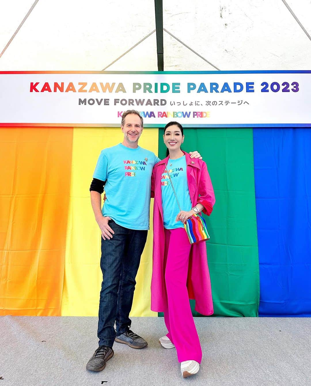 アンミカさんのインスタグラム写真 - (アンミカInstagram)「本日の金沢レインボープライド🌈　@kanazawa_rainbow_pride 【パレードを歩かせて頂きましたよ🌈  性の多様性を互いに祝福し、包摂を尊重するデモンストレーション行進であるLGBTQ+パレードに、ロバート・キャンベルさん、乙武洋匡さん、小島慶子さん、ブルボンヌさん、第十一代大樋長左衞門さんたち700名超の方々と、【ハッピープライド】の掛け声と共に行進！  金沢の街は、300年超の木造建築を生かしたお店が、大正の石作りの店と共にビルの狭間に所々見えて、空が高く、とっても美しかったです😊✨  また来年も参加したい❣️🌈私超絶晴れ女ですので、来年も雨を止めます☀️  人は幸せになるために生まれてきた。みんなに平等に幸せになる権利がある❣️  ちなみに夫と共に、来月発売の虹色の　@grossejapan のジュエリーやブローチを身につけて参加🌈✨　レインボーのバッグはルブタン🌈  明日10/10(火)は  ・配信開始 Netflix 【トークサバイバー2】  ・9:00〜11:10 日本テレビ 【DayDay.】　に出演します✨  お時間許す方は是非、ご覧下さいませ。」10月9日 20時42分 - ahnmikaofficial