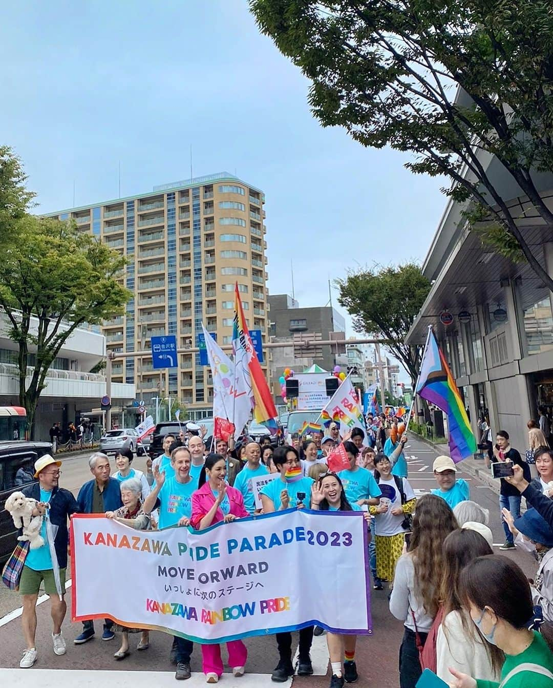 アンミカさんのインスタグラム写真 - (アンミカInstagram)「本日の金沢レインボープライド🌈　@kanazawa_rainbow_pride 【パレードを歩かせて頂きましたよ🌈  性の多様性を互いに祝福し、包摂を尊重するデモンストレーション行進であるLGBTQ+パレードに、ロバート・キャンベルさん、乙武洋匡さん、小島慶子さん、ブルボンヌさん、第十一代大樋長左衞門さんたち700名超の方々と、【ハッピープライド】の掛け声と共に行進！  金沢の街は、300年超の木造建築を生かしたお店が、大正の石作りの店と共にビルの狭間に所々見えて、空が高く、とっても美しかったです😊✨  また来年も参加したい❣️🌈私超絶晴れ女ですので、来年も雨を止めます☀️  人は幸せになるために生まれてきた。みんなに平等に幸せになる権利がある❣️  ちなみに夫と共に、来月発売の虹色の　@grossejapan のジュエリーやブローチを身につけて参加🌈✨　レインボーのバッグはルブタン🌈  明日10/10(火)は  ・配信開始 Netflix 【トークサバイバー2】  ・9:00〜11:10 日本テレビ 【DayDay.】　に出演します✨  お時間許す方は是非、ご覧下さいませ。」10月9日 20時42分 - ahnmikaofficial