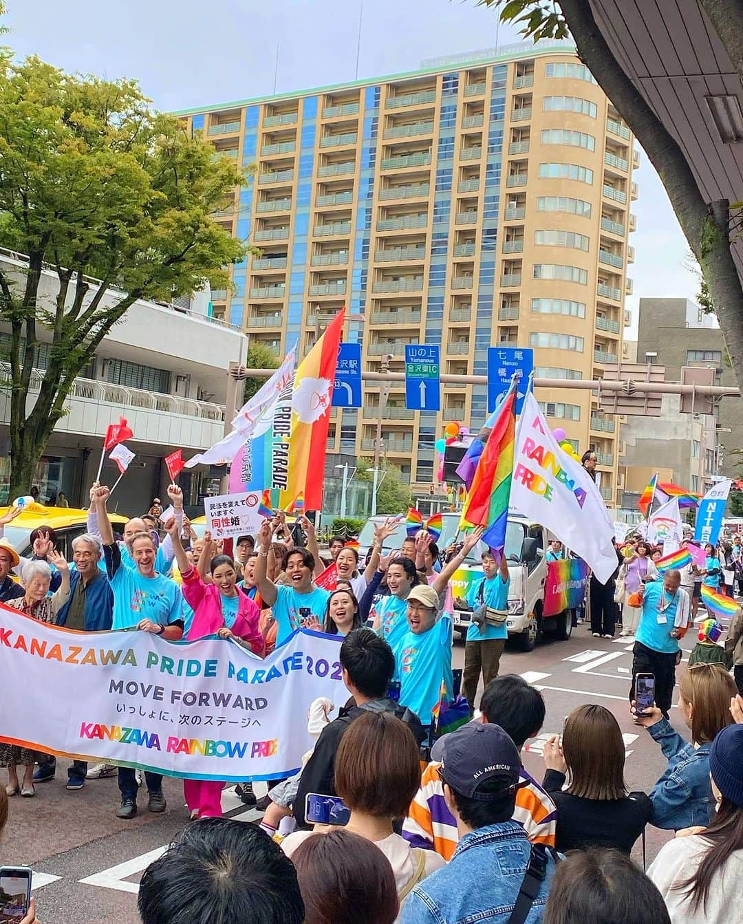 アンミカさんのインスタグラム写真 - (アンミカInstagram)「本日の金沢レインボープライド🌈　@kanazawa_rainbow_pride 【パレードを歩かせて頂きましたよ🌈  性の多様性を互いに祝福し、包摂を尊重するデモンストレーション行進であるLGBTQ+パレードに、ロバート・キャンベルさん、乙武洋匡さん、小島慶子さん、ブルボンヌさん、第十一代大樋長左衞門さんたち700名超の方々と、【ハッピープライド】の掛け声と共に行進！  金沢の街は、300年超の木造建築を生かしたお店が、大正の石作りの店と共にビルの狭間に所々見えて、空が高く、とっても美しかったです😊✨  また来年も参加したい❣️🌈私超絶晴れ女ですので、来年も雨を止めます☀️  人は幸せになるために生まれてきた。みんなに平等に幸せになる権利がある❣️  ちなみに夫と共に、来月発売の虹色の　@grossejapan のジュエリーやブローチを身につけて参加🌈✨　レインボーのバッグはルブタン🌈  明日10/10(火)は  ・配信開始 Netflix 【トークサバイバー2】  ・9:00〜11:10 日本テレビ 【DayDay.】　に出演します✨  お時間許す方は是非、ご覧下さいませ。」10月9日 20時42分 - ahnmikaofficial