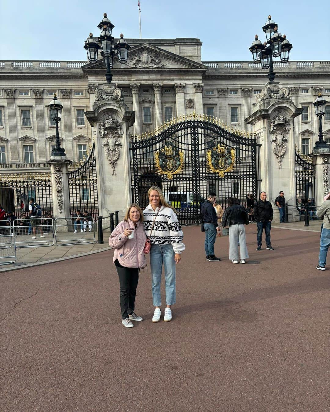 ダニエル・コリンズさんのインスタグラム写真 - (ダニエル・コリンズInstagram)「My Mom’s first time out of the US and her first trip to Europe 🥰😍🥳 I’m so lucky we get to create so many special memories together❤️」10月9日 20時42分 - danimalcollins