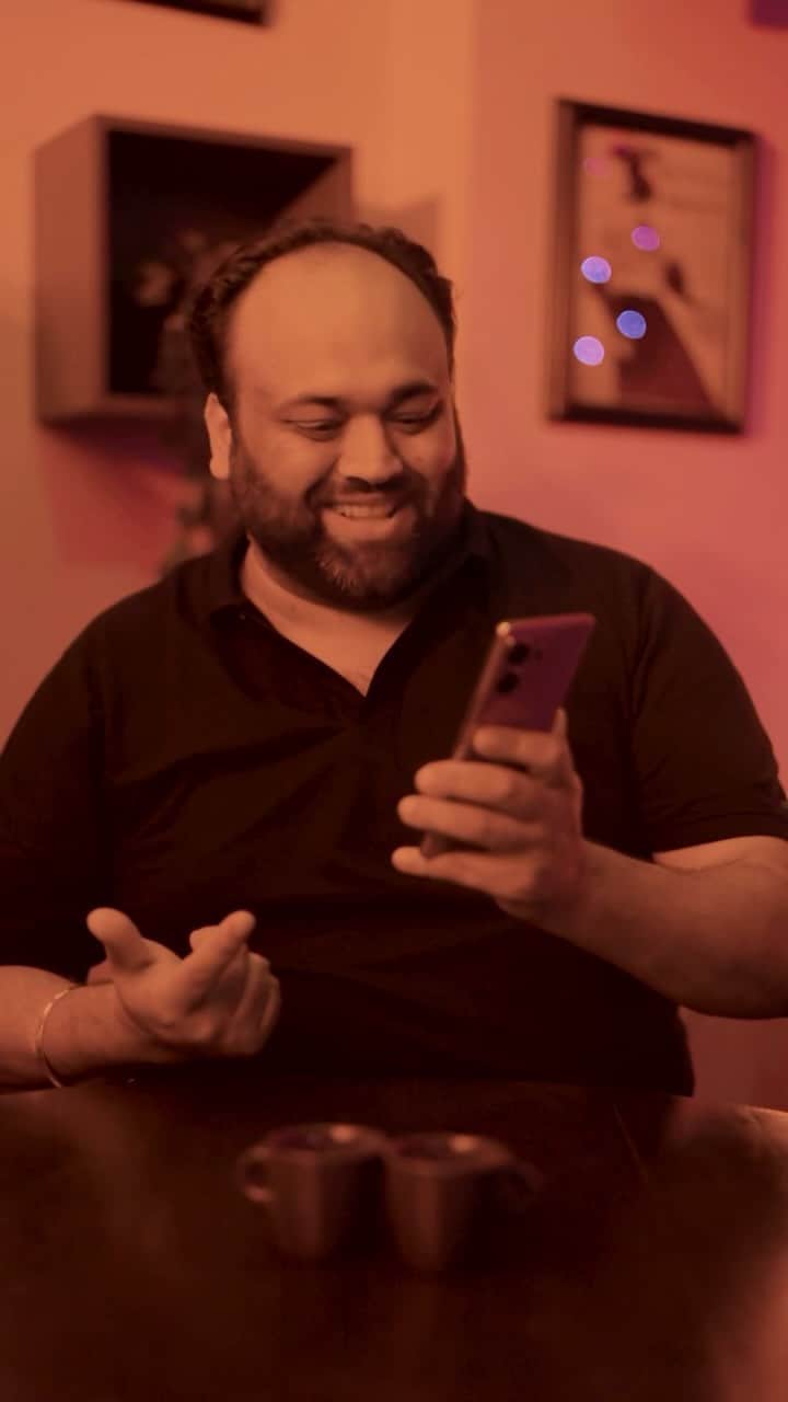 Karan Duaのインスタグラム：「Food vlogs toh dekhi hogi aapne, but mera hidden tech geek @vivo_india ke #MasterTheLight challenge se bahar aaya aur maine banaya ek fun tutorial mere dost ke saath. Hope aapko samajh aya ab ki iss vivo V29 Series ka Night Portrait with Smart Aura Light kitna kamaal hai 😉  #vivoV29Series #DelightEveryMoment #ThePortraitMasterpiece #MasterTheLight #Ad」