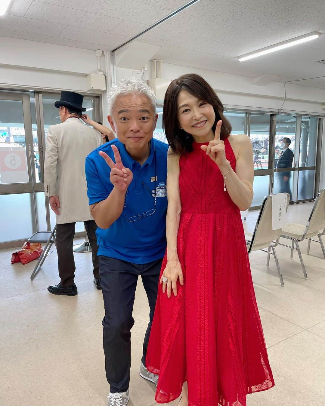 辛島美登里のインスタグラム：「10月７日かごしま国体開会式に参加させていただきました。恵俊彰さんの司会、榎木孝明さんの朗読、俳優の迫田孝也さん、大大大先輩の長渕剛さん、たくさんの故郷出身の皆さまと楽しく盛り上がった大会でした。 私はイメージソング「ゆめ〜KIBAIYANSE〜」を鹿児島の各地から集まった子供たち、皆さんと歌い、（ちょこっと）踊りました😊 大会のアーカイブはこちらから（私の歌唱は2:00あたりです） https://japangamestv.japan-sports.or.jp/shikiten/3107 満席の観客の皆さんの拍手と応援で一緒に作りあげたセレモニー、本当にありがとうございました🥰 さ、これからは選手のみなさんが主役です！ 出場者のみなさん全員を応援してますよ‼️ キバイヤンセ〜📣😆💕 #鹿児島国体2023」
