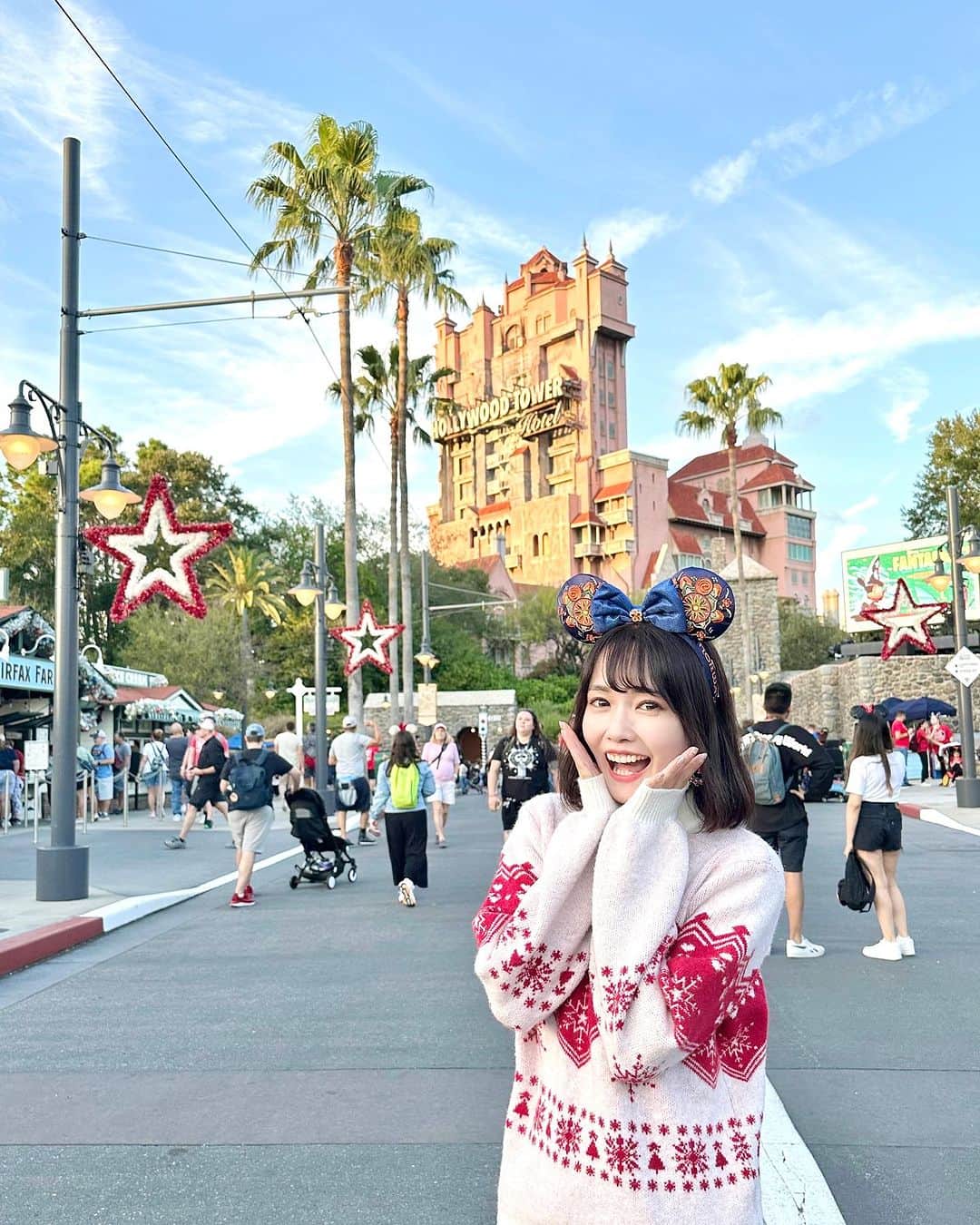 浅井麻里さんのインスタグラム写真 - (浅井麻里Instagram)「🎬WDW✨ハリウッドスタジオ🎬 ⁡ 今日寒いっ！🥶 ってことで、あったかい格好してる写真🧣 ⁡ WDW(ウォルトディズニーワールド)の 4つのパークのうちの一つ・ハリウッドスタジオ💫🎬 ⁡ タワー・オブ・テラー⚡️ 日本のディズニーシーにもあるアトラクションだけど フロリダのはストーリーも、ライドの動きも違うの！ ⁡ タワテラのあの乗り物が、落ちるだけじゃなくて 前にも進むってびっくりした！✨😳 ⁡ 落ち方とかも違って、わたしは日本のより フロリダの方がドキドキ感や迫力、スリルあって 好きだったなぁ❤️🥰 ⁡ ⁡ Qライン(待ち列)に、なんとグーフィーや マックスが来てくれたりもするんだよー！😍💕 そこでしか撮れないレア動画も撮れたから、 また今度投稿したい🤣💕 ⁡ 　 #ディズニーワールド #ハリウッドスタジオ #タワーオブテラー #towerofterror #海外パーク #ウォルトディズニーワールド #フロリダディズニー #海外ディズニー #wdw #waltdisneyworld #フロリダ #ディズニーコーデ #海外旅行 #アメリカ旅行 #disneypark #disneyparks #hollywoodstudios  #Disney100 #disney100yearsofwonder #disney100yearsofmagic #disneyhalloween #wdwomari」10月9日 20時45分 - mari_asai_625