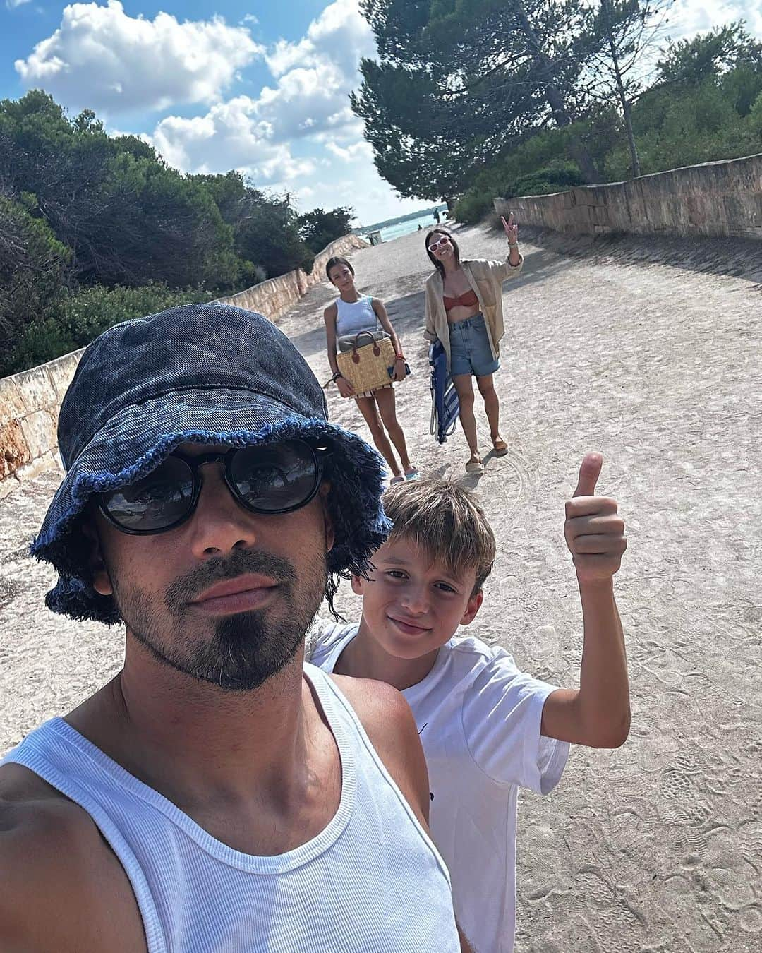 ハウメ・コスタさんのインスタグラム写真 - (ハウメ・コスタInstagram)「Después de un mes sin vernos, por fin podemos disfrutar de un día juntos 👨‍👩‍👧‍👦  Sois mi objetivo, mi camino para conocer la felicidad, mi refugio de alegría y mi vida para SOÑAR  Os amo❤️❤️❤️」10月9日 20時46分 - jaumecosta11