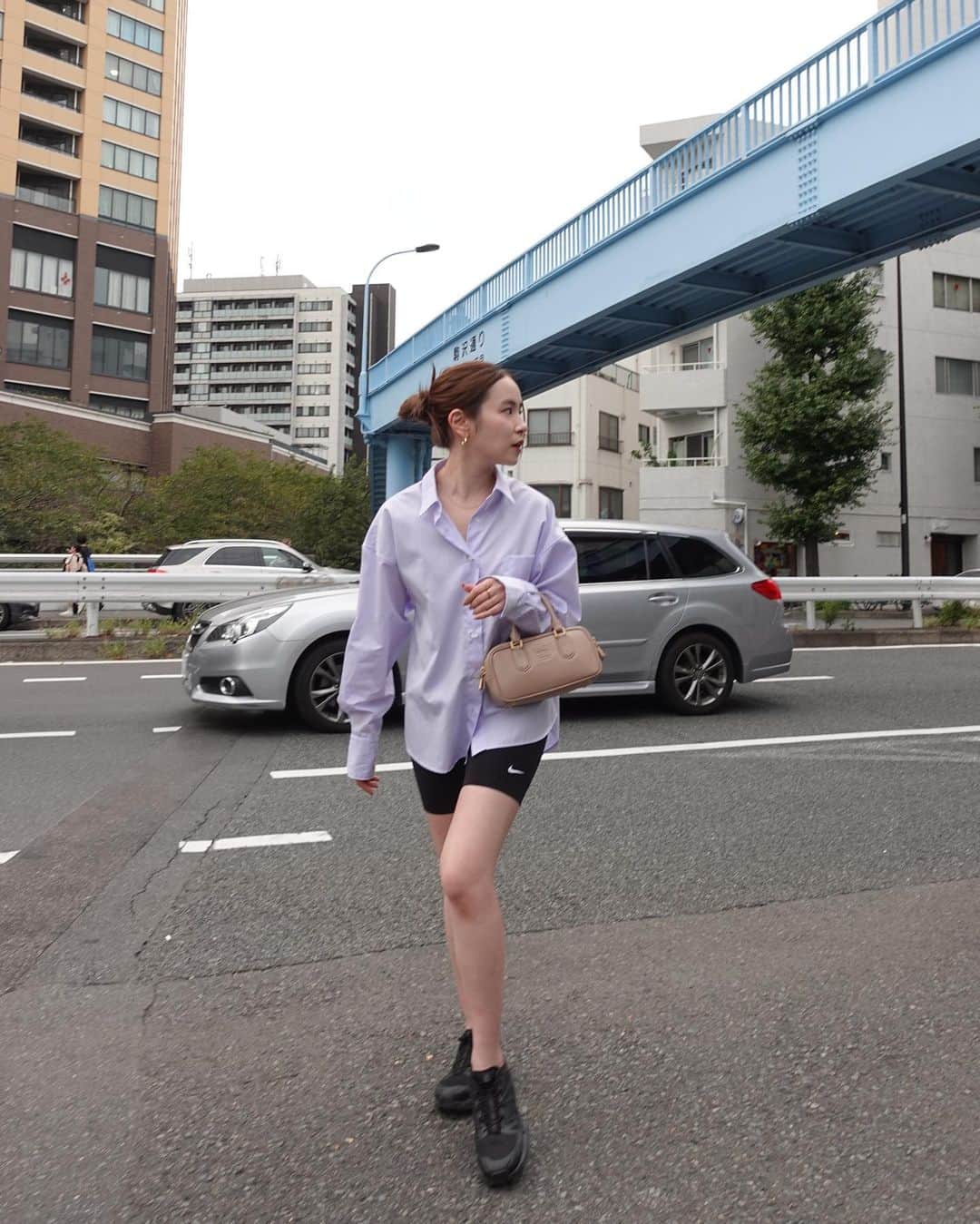 三條場夏海のインスタグラム：「. 最近寒くなってきてくれたので 着たかった秋服を着られる毎日で 私はとっても喜んでいます🍂(秋大好きっ子)  コットンシャツを綺麗めに着るだけじゃなくてスポーティーmixさせるのも最近の気分なんだよね☁️ あとはガッツリワイドパンツにこのシャツを合わせる予定  #jobacode」