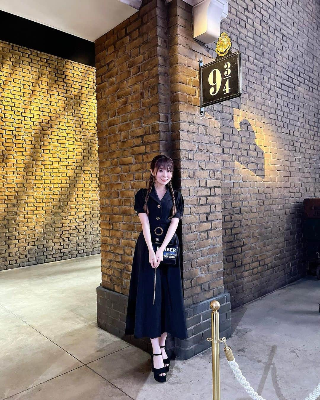 冨吉明日香さんのインスタグラム写真 - (冨吉明日香Instagram)「1ヶ月前くらいに念願の ハリーポッタースタジオツアーに 家族で行って来ました🥲🥲🪄  3ヶ月前くらいに予約して めちゃくちゃ楽しみにしてた…🧙‍♀️  小さい頃から家族で大ファンなので 終始やばかった😭😭感動した 写真撮りすぎて載せるの迷ってる間に 1ヶ月経ってた…またいきたい  余韻すごくて帰ってきてからまた 賢者の石から見直した🥹🪄 むかしおばあちゃんちにあった原作も 読破したんだけど😂また読み返したくて 全巻セットほしくなってる😂😂  . #としまえん #豊島園  #ハリーポッタースタジオツアー  #ハリーポッター #harrypotter」10月9日 20時52分 - asuka__t920