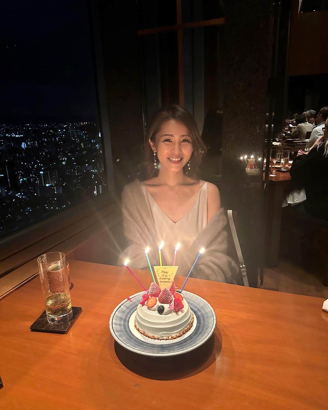 坂元美香のインスタグラム：「19th wedding anniversary🎂  坂元家結成から19年が経ちました。 坂元家的持続可能な開発目標立てて これからも仲良く健康に暮らせたらと思ってます😊  #梢 #ParkHyattTokyo  #パークハイアット東京 #ペストリーブティック」