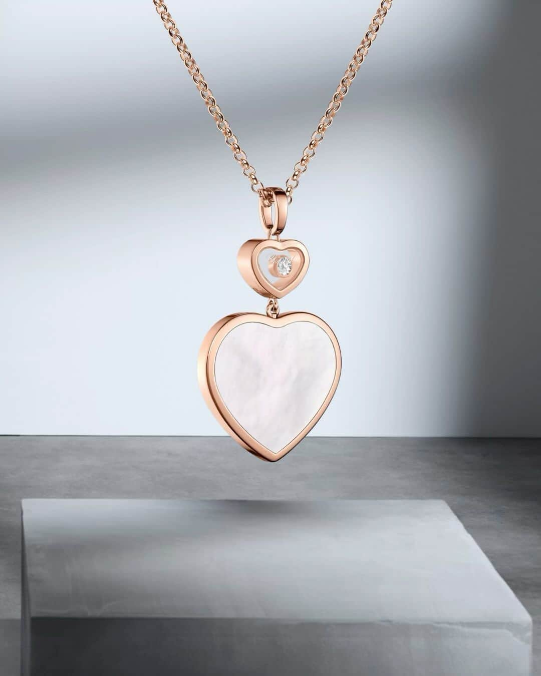 ショパールのインスタグラム：「Soften up your day with tender hearts. Wrap yourself in #SustainableLuxury with iconic jewellery in #EthicalGold from Chopard’s #HappyHearts and #MyHappyHearts collections. #Chopard #ChopardDiamonds #ChopardJewelry #SwissMade #LuxuryJewelry」