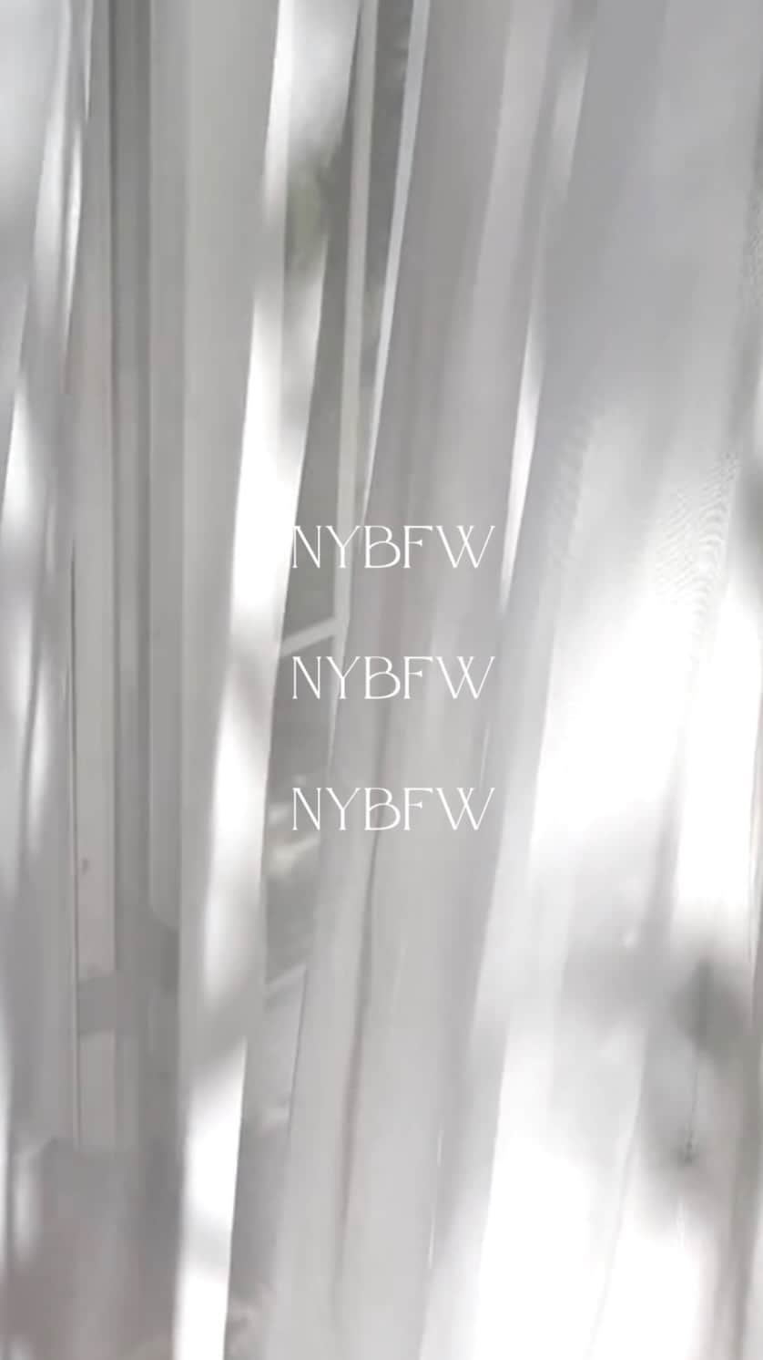 JUNOのインスタグラム：「. New York Bridal  Fashion Week !! 2024 Autumn & Winter  間もなくはじまる #nybfw2024 AW へ向け JUNOのバイイングチームも 現地へ向かっています  NYに集まった デザイナーたちが発表するコレクションは ウェディングをより素晴らしいものにするための わくわくするヒントや、ときめく アイディアが散りばめられたものばかり  @juno_weddingdress  のアカウントより リアルタイムでバイイングの様子をお届けします🕊  皆さまもぜひ一緒に ご自身のウェディングをイメージしながら 楽しみにご覧いただければ幸いです」