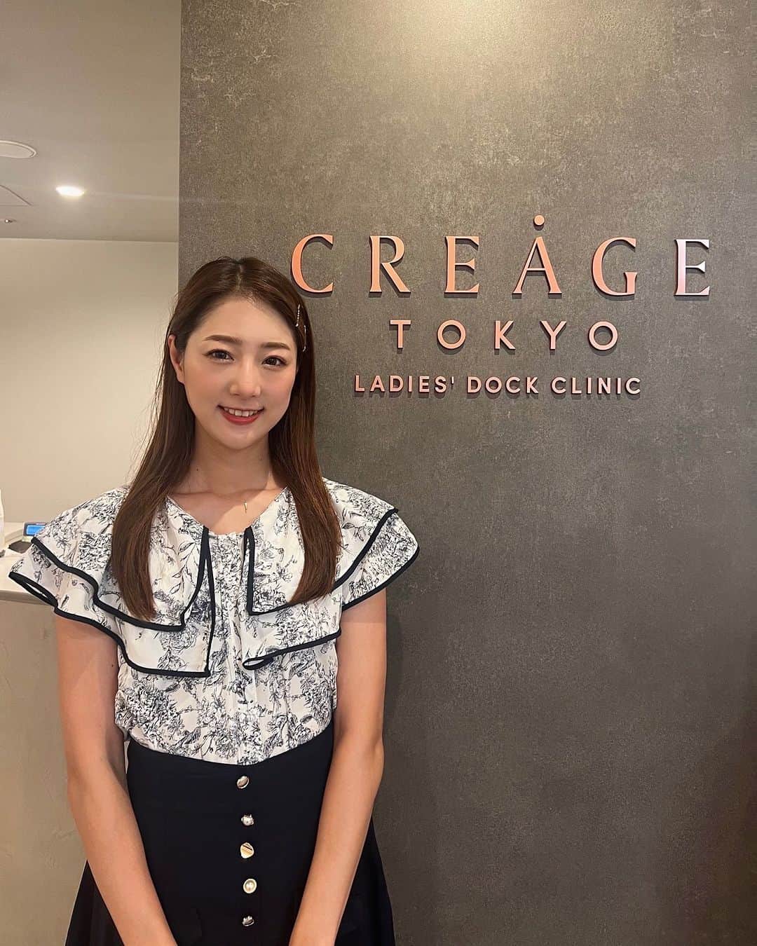 のインスタグラム：「先日 @creagetokyo_ld で女性のための健康診断、プレコンドックプレミアを受けてきました！  わたくし個人事業主なので、自分で健康診断を受けたりしなきゃいけないのですが、実は今まできちんと受けたことがなくて😣  国の助成で無料で受けられる健診は定期的に受けていたのですが、もう少しきちんと調べたいと思い、女性専用のクリニックで受けることにしました✨  有楽町からすぐでとっっても綺麗な院内だし、何より待ち時間がほぼなくてびっくりした🥹✨  こういうのってすごく時間がかかると思ってたんだけど、めちゃくちゃあっという間に終わりました！  (採血だけどうしても慣れなくて怖くて横になってやってもらって時間かかりましたがそれはわたしのせい、そしてすっごく優しく気にかけてくださいました😭✨)  一年に一回でも受けておくと安心だし、結果が来たら、直接行くor電話での詳しい説明を受けられるみたい。  わたしは、女医さんで、院内が綺麗で、丁寧で待ち時間ないところがよかったのでぴったりなところを見つけてしまいました🥹💞  表面的には健康だとしても、もしかしたら病気が見つかったり予防ができるかもしれないです。 わたしのように検診に行ってない方は、是非、行ってみてください。  #PR #クレアージュ東京レディースドッククリニック  #クレアージュ東京」