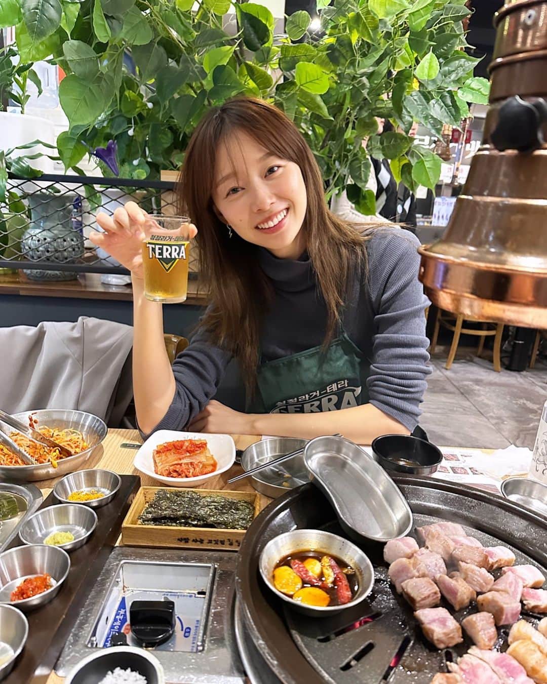 吳斐莉のインスタグラム：「飛～的一下到韓國啦🇰🇷 已經4年沒來了 韓國又變了好多～ 感覺已經跟不上年輕人的腳步了😂 只好吃吃喝喝補充肉肉  明天晚上7點半直播 大家跟不跟～」