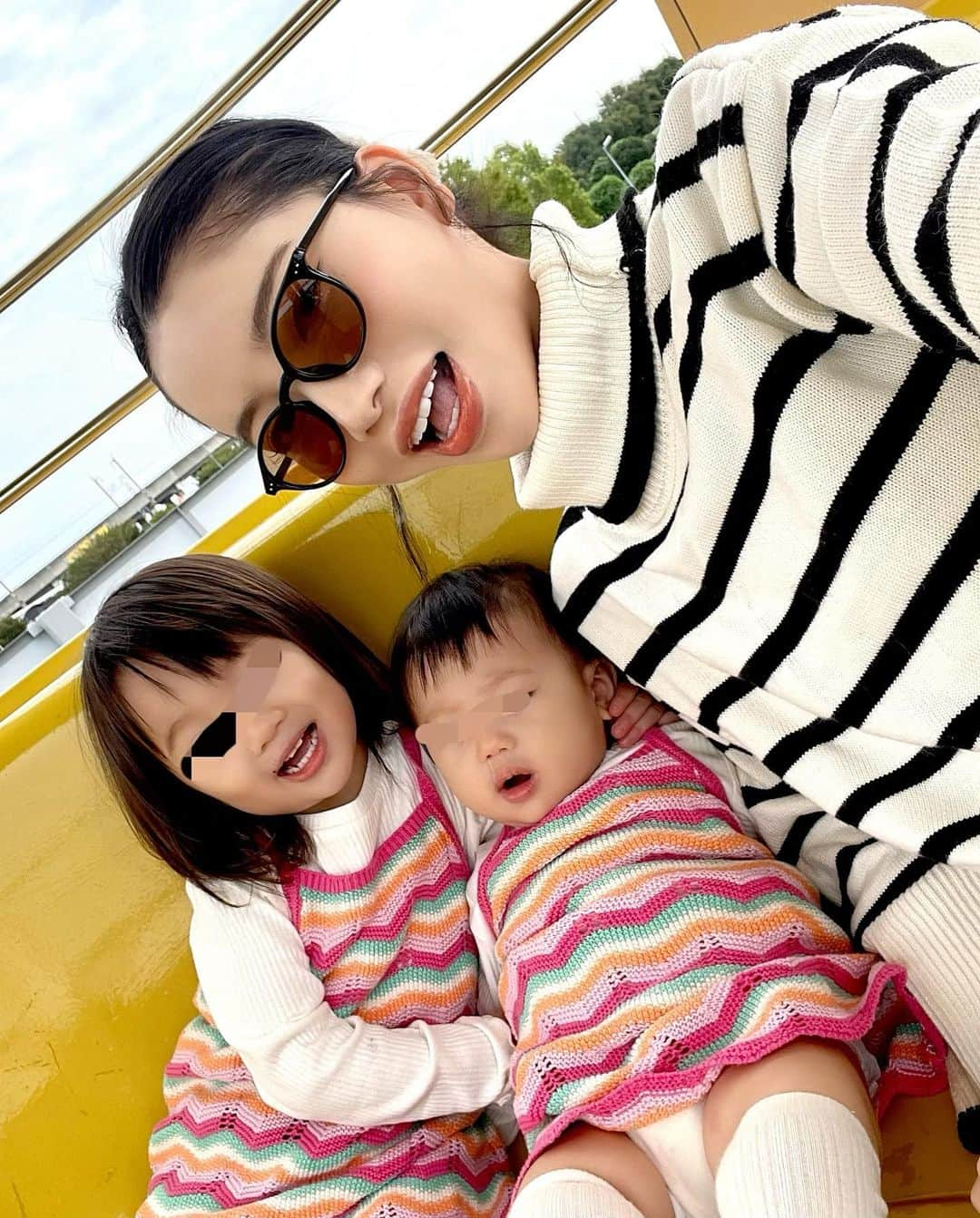 りえのインスタグラム：「いえーい👩🏻👧🏻👶🏻💛🧡 最高なサービスエリア寄って、娘も私もテンション爆上がり✨  長女の大好きな観覧車とメリーゴーランドあってディズニーランド並みにはしゃいでた🧏🏻‍♀️🩷笑  パンダに長女とへちまのってんのきゅん 次女もパンダ乗ってる時ずっと 「うーあうーばーぁぶぅー」 ってテンション上がってた🤪🧡  ※長女さん靴痩せれたのここで気づいて、朝も早すぎて靴も買えず靴下なのは内緒ね🥹 寝込み車に連れ込んだから、寝癖やばいのも内緒ね🤫  📍〒375-0005 群馬県藤岡市中１１３１−８ 道の駅 ららん藤岡  #群馬旅行#ららん藤岡#子連れ旅行#子連れお出かけ#子連れスポット#姉妹コーデ#姉妹リンクコーデ#女の子ママ#姉妹ママ#子連れ遊園地#ベビーコーデ女の子」